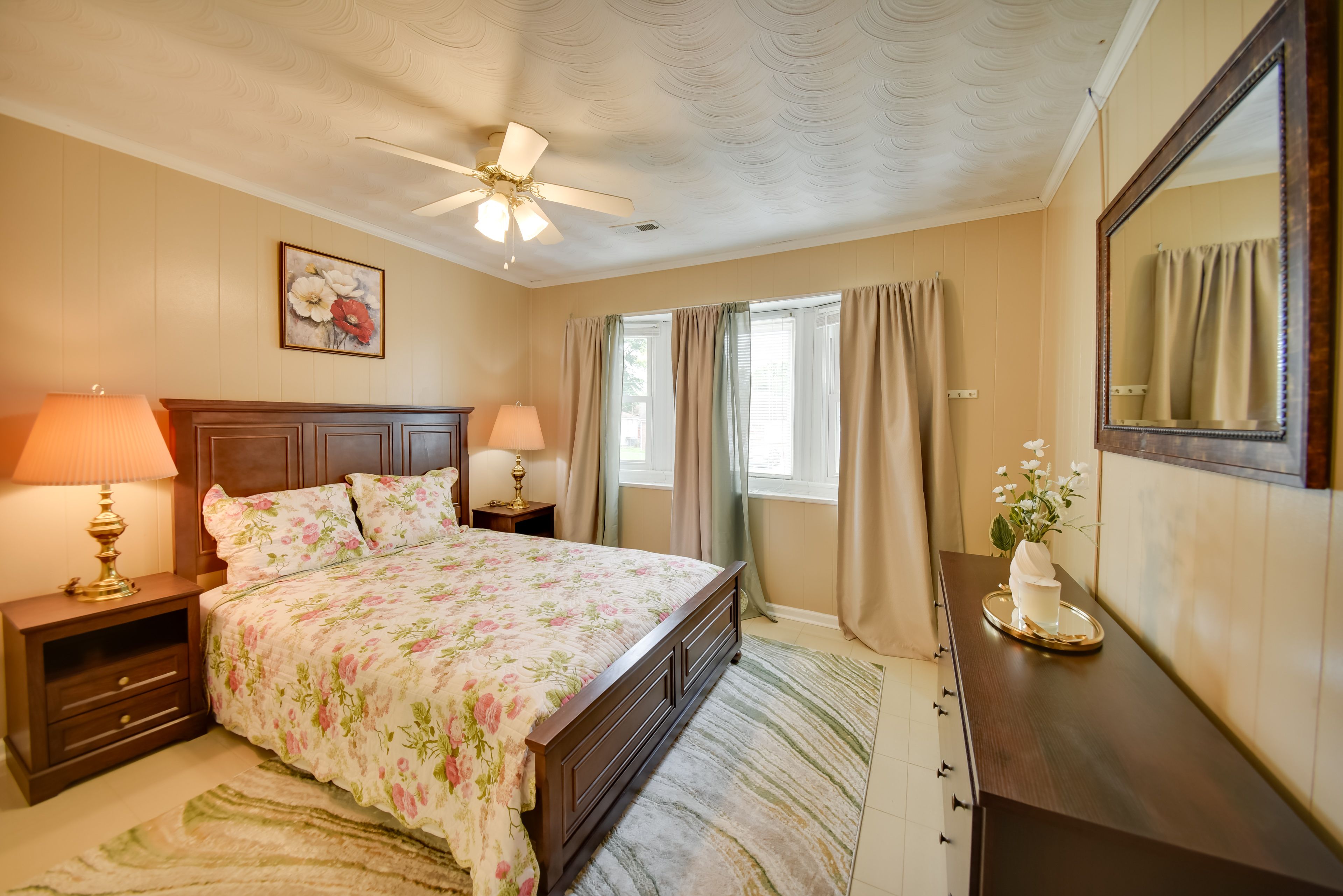 Bedroom 1 | Queen Bed