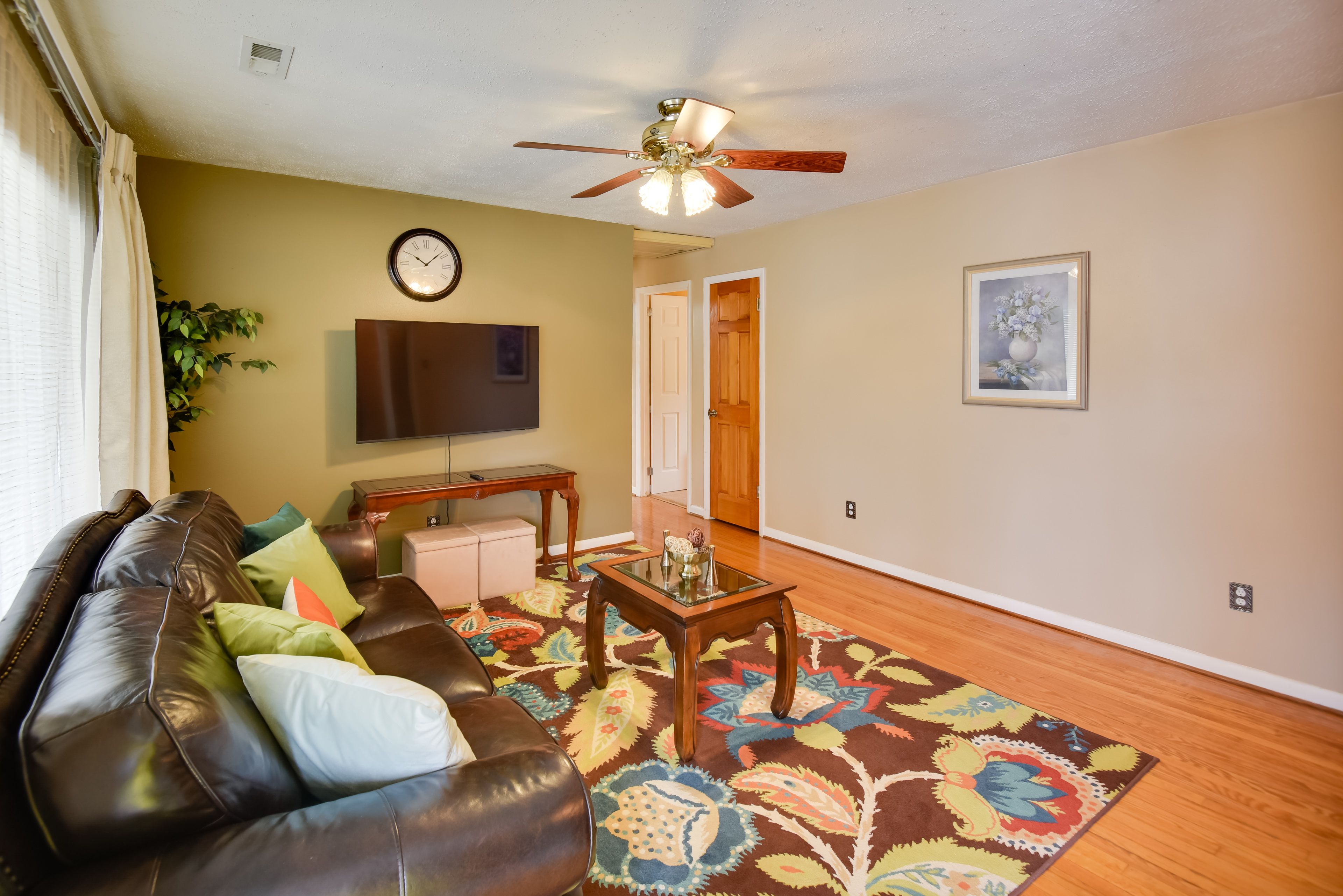 Living Room | Free WiFi | Central A/C & Heating | Books