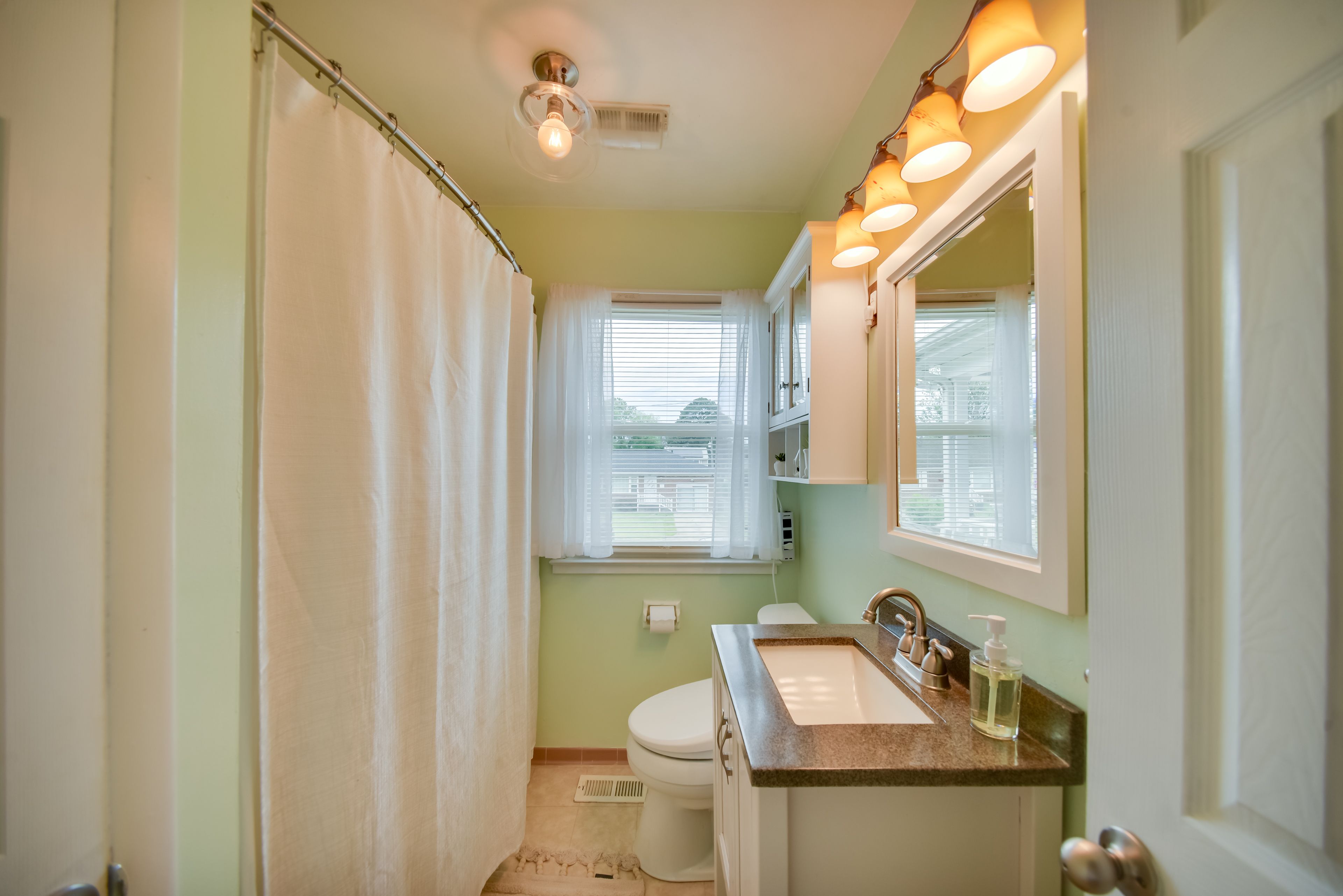 Full Bathroom | Complimentary Toiletries