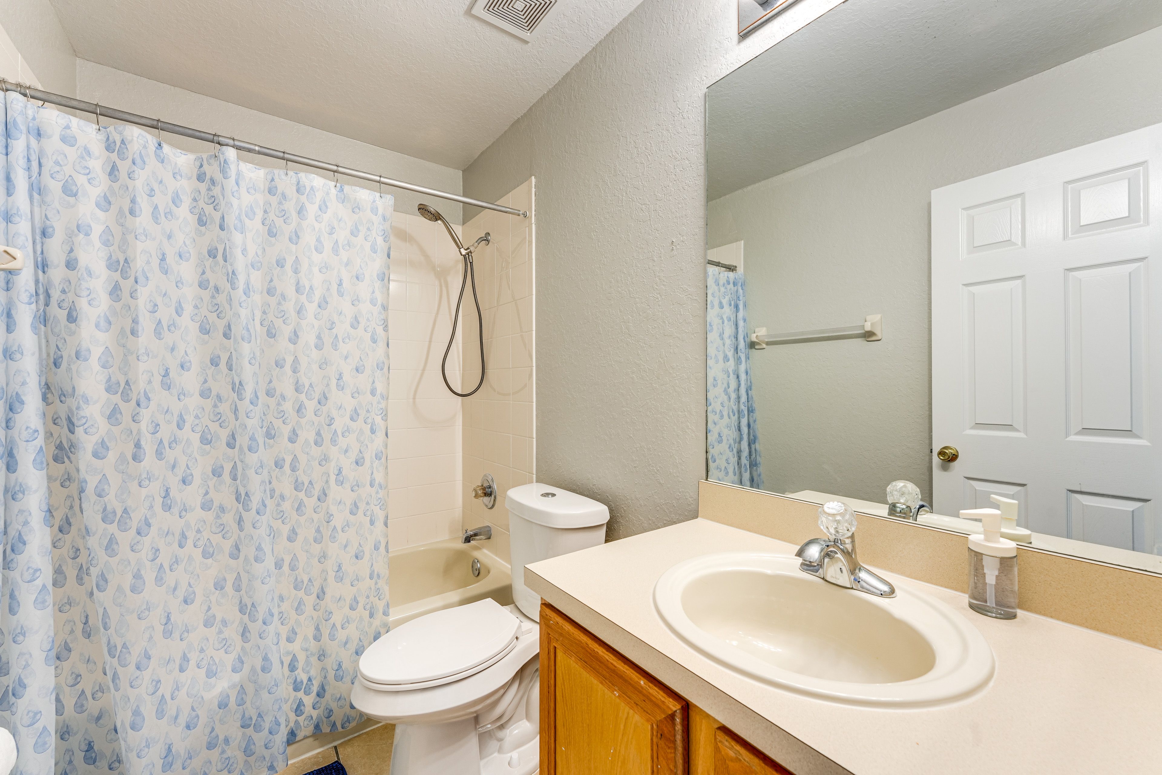 Full Bathroom | 2nd Floor