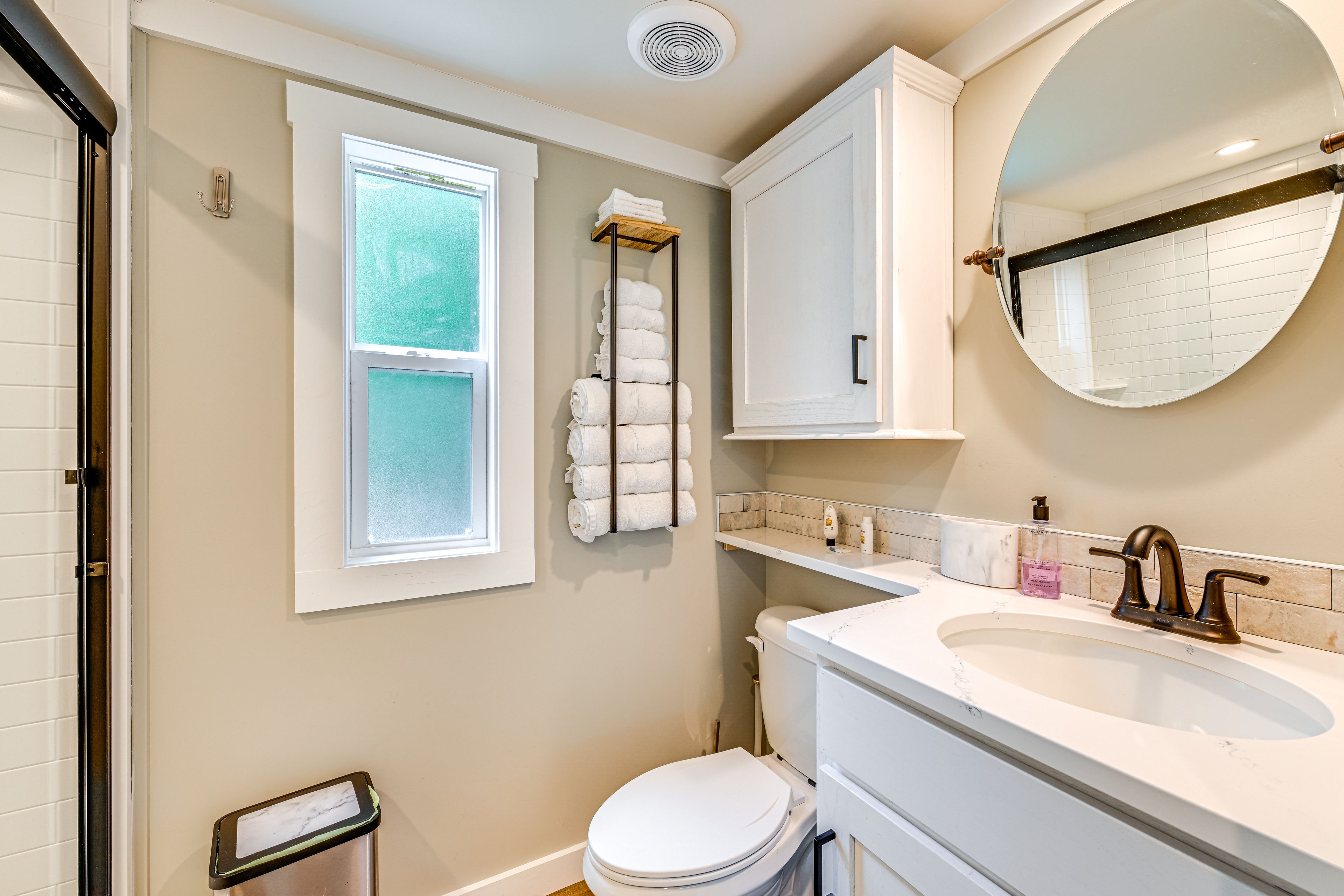 Full Bathroom | 1st Floor | Towels Provided