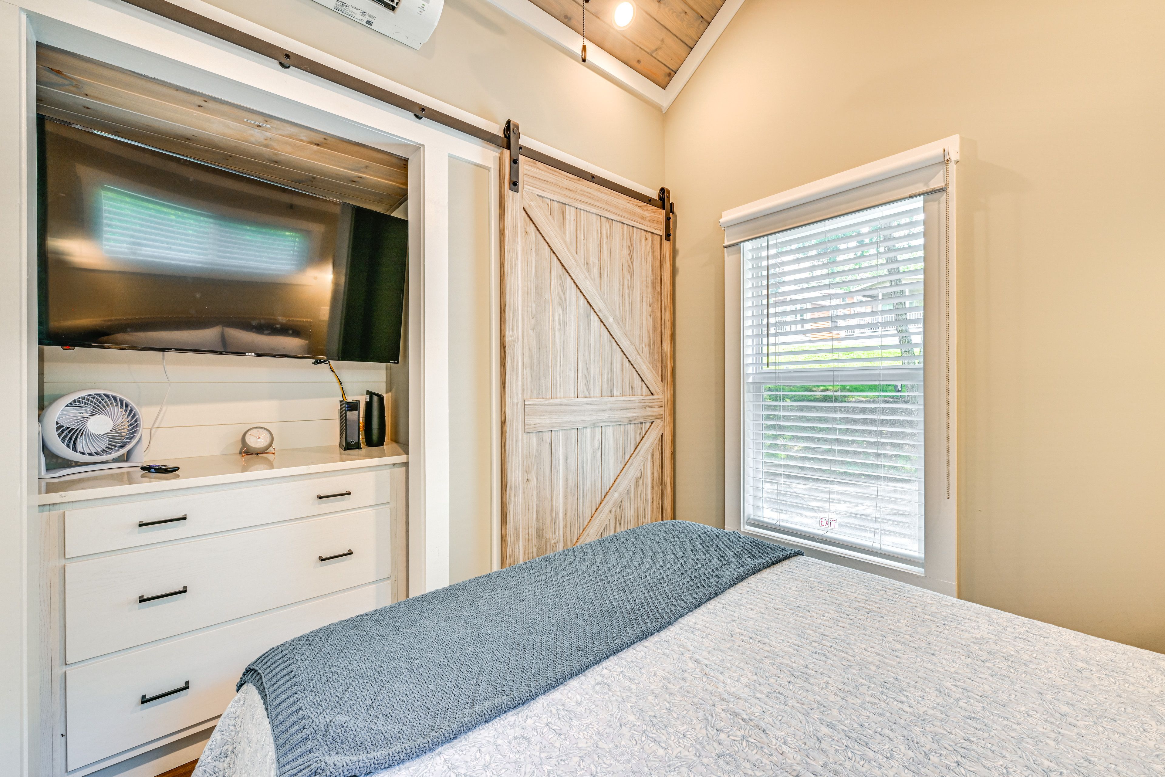 Bedroom | 1st Floor | Queen Bed | Linens Provided | Flat-Screen TV
