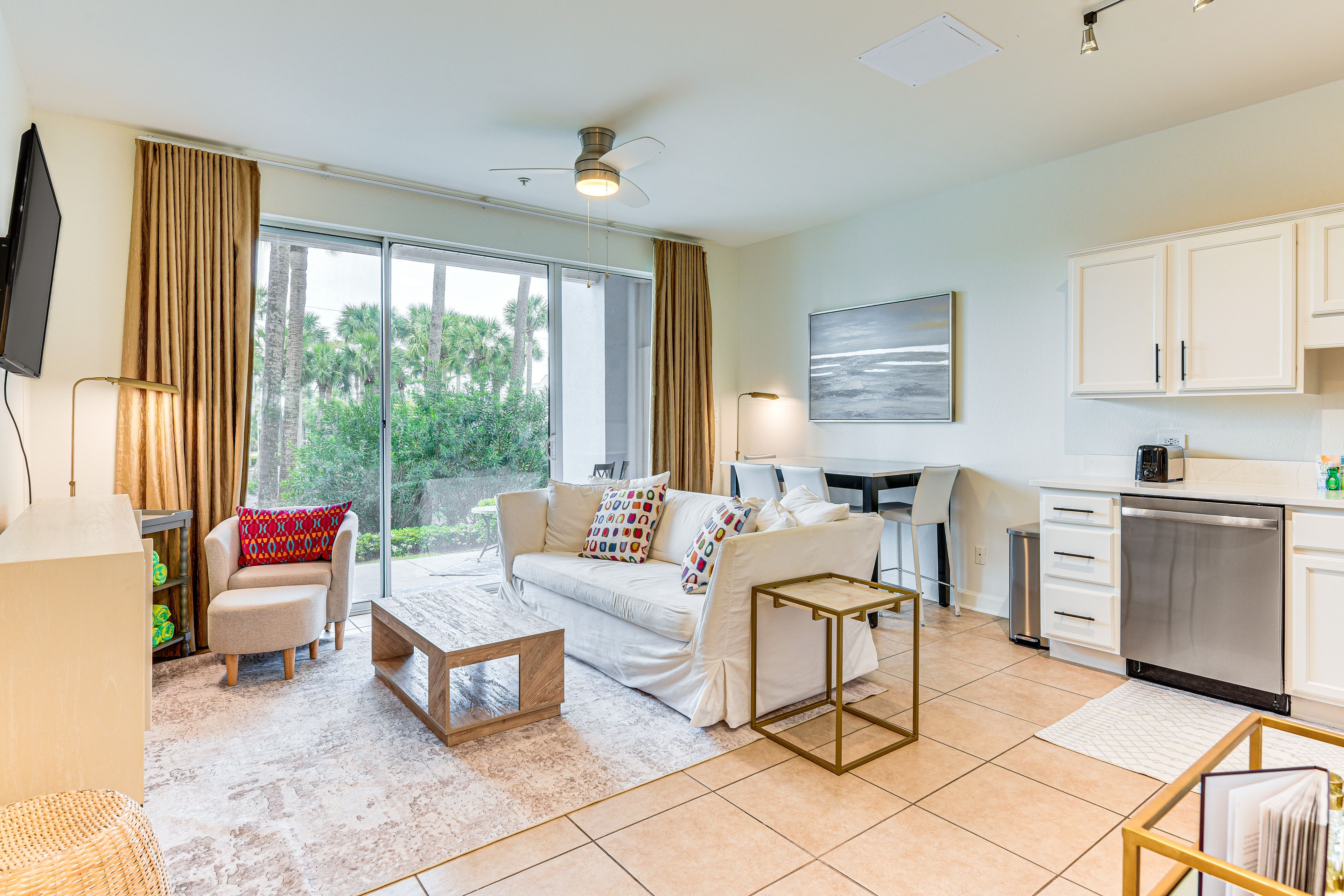Living Room | Free WiFi | Smart TV | Central A/C