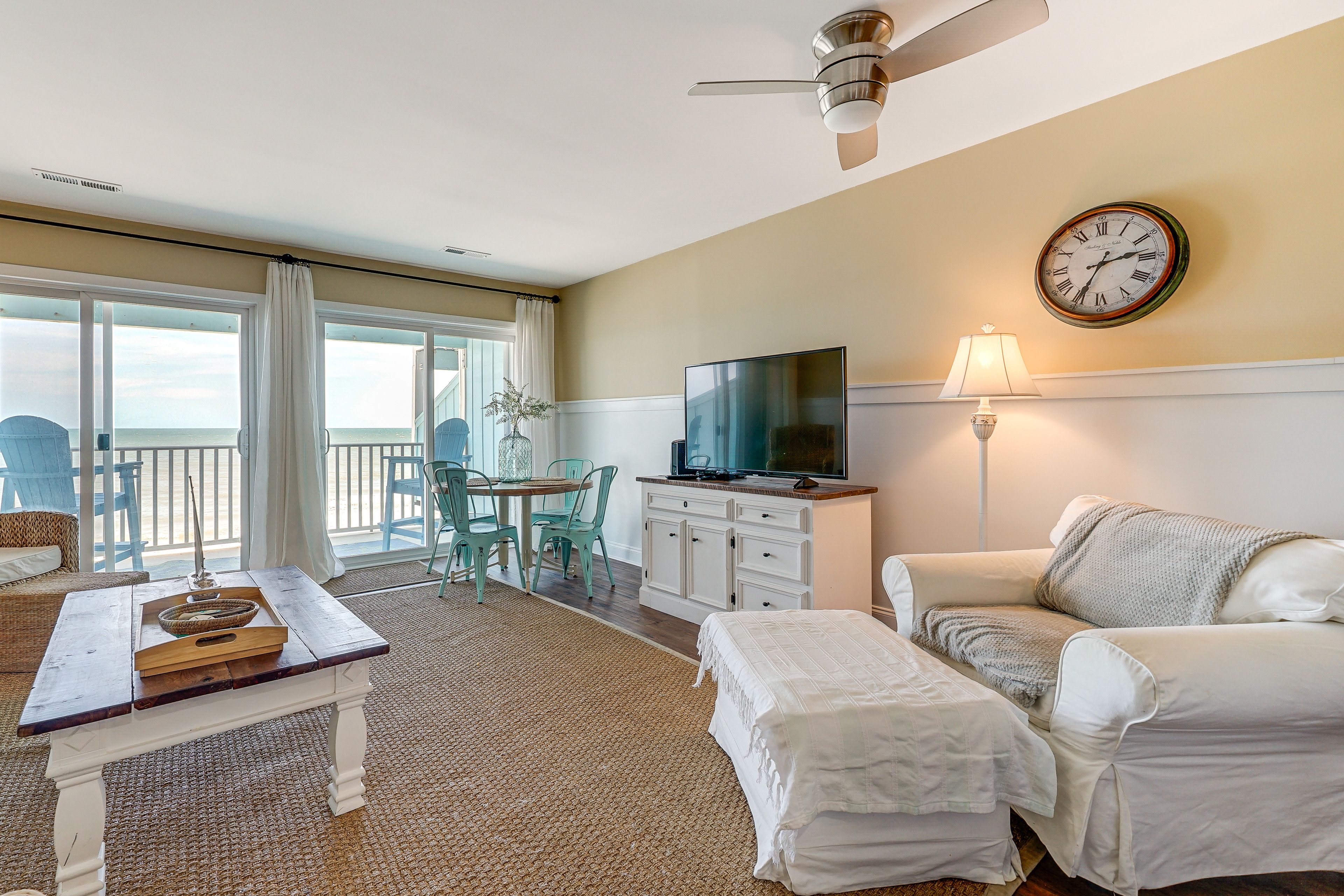 Living Room | Central A/C & Heating | Free WiFi