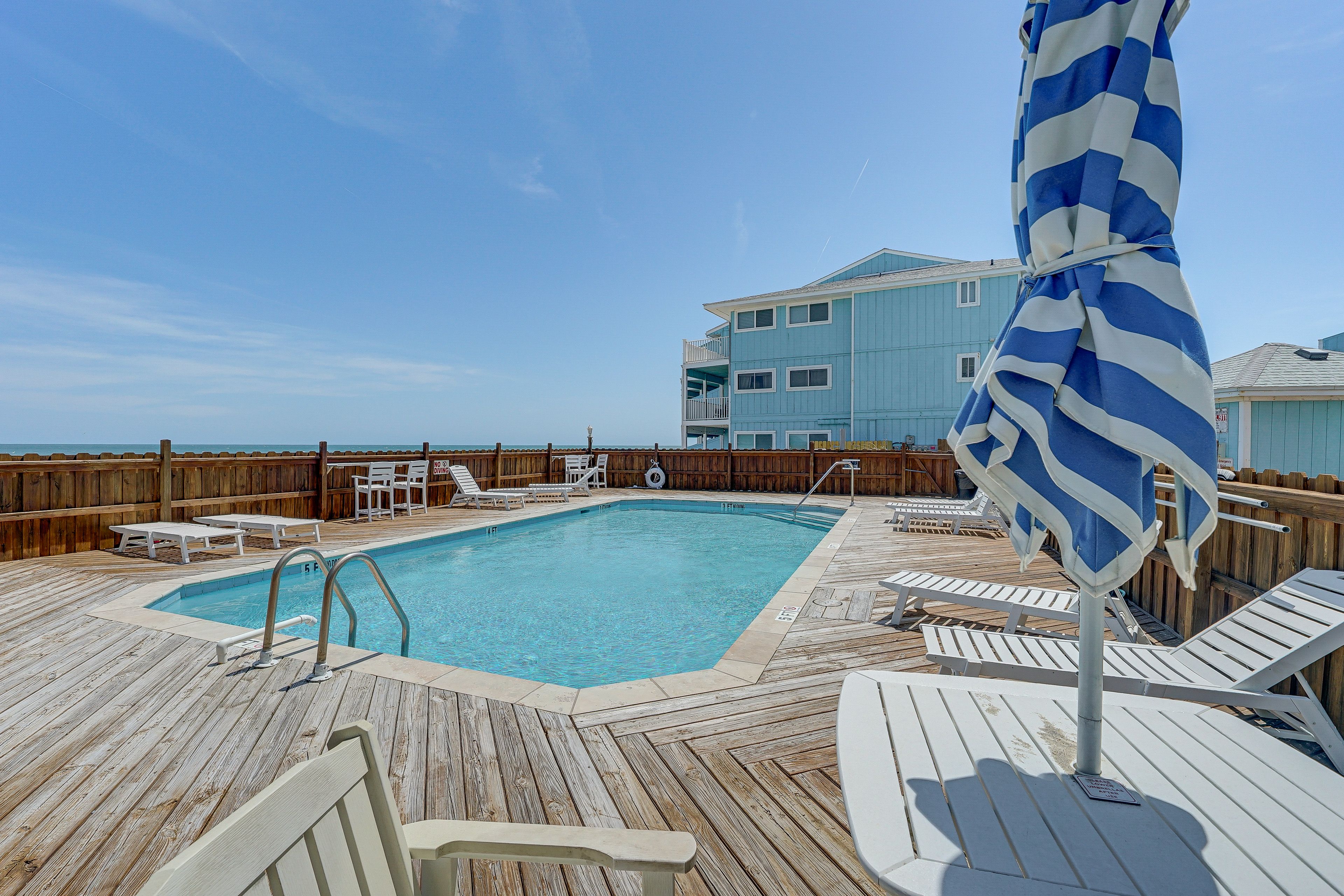 The Riggings | Community Amenities | Seasonal Outdoor Pool