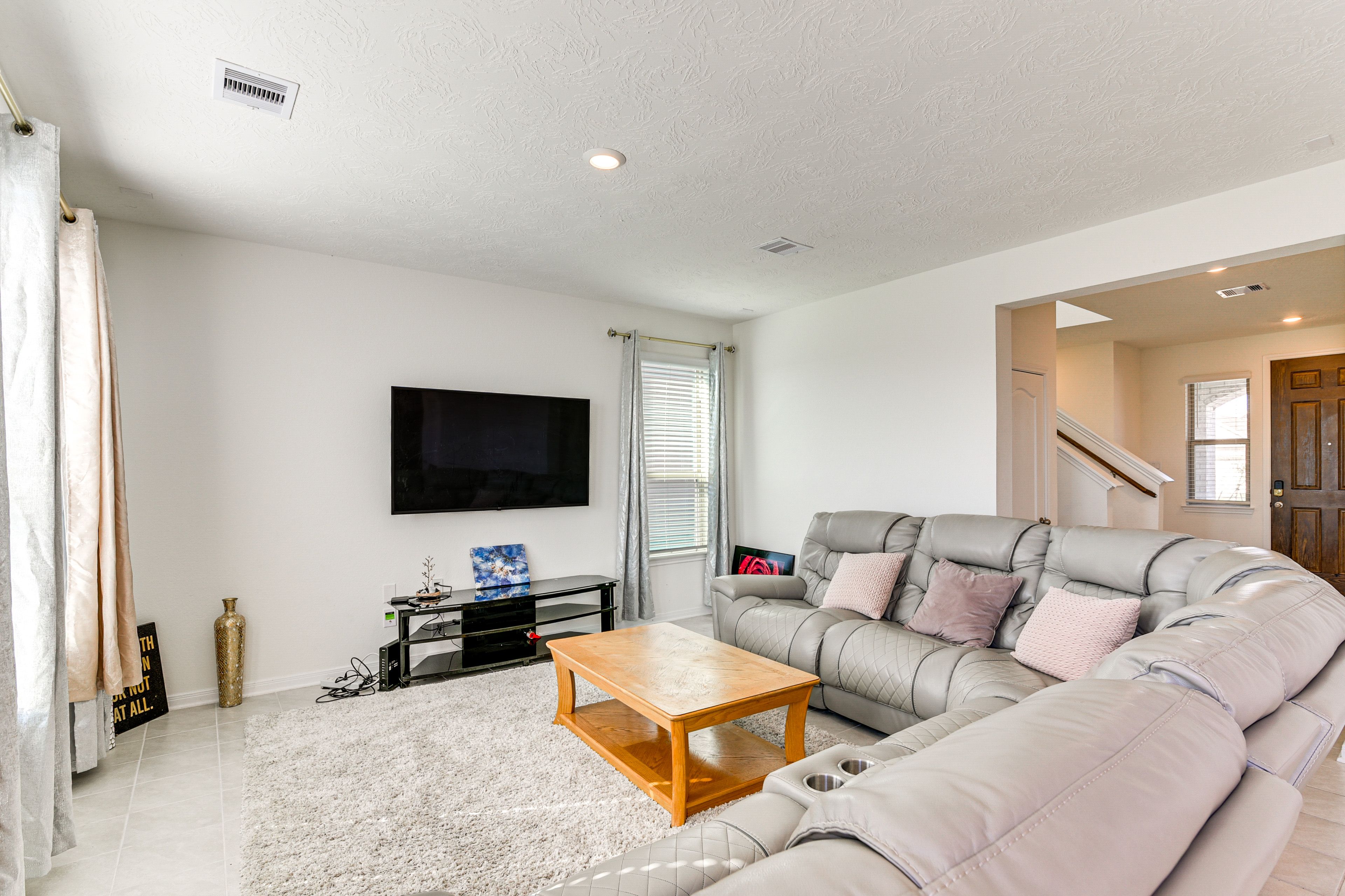 Living Room | Free WiFi | Smart TV | Central A/C | 1st Floor