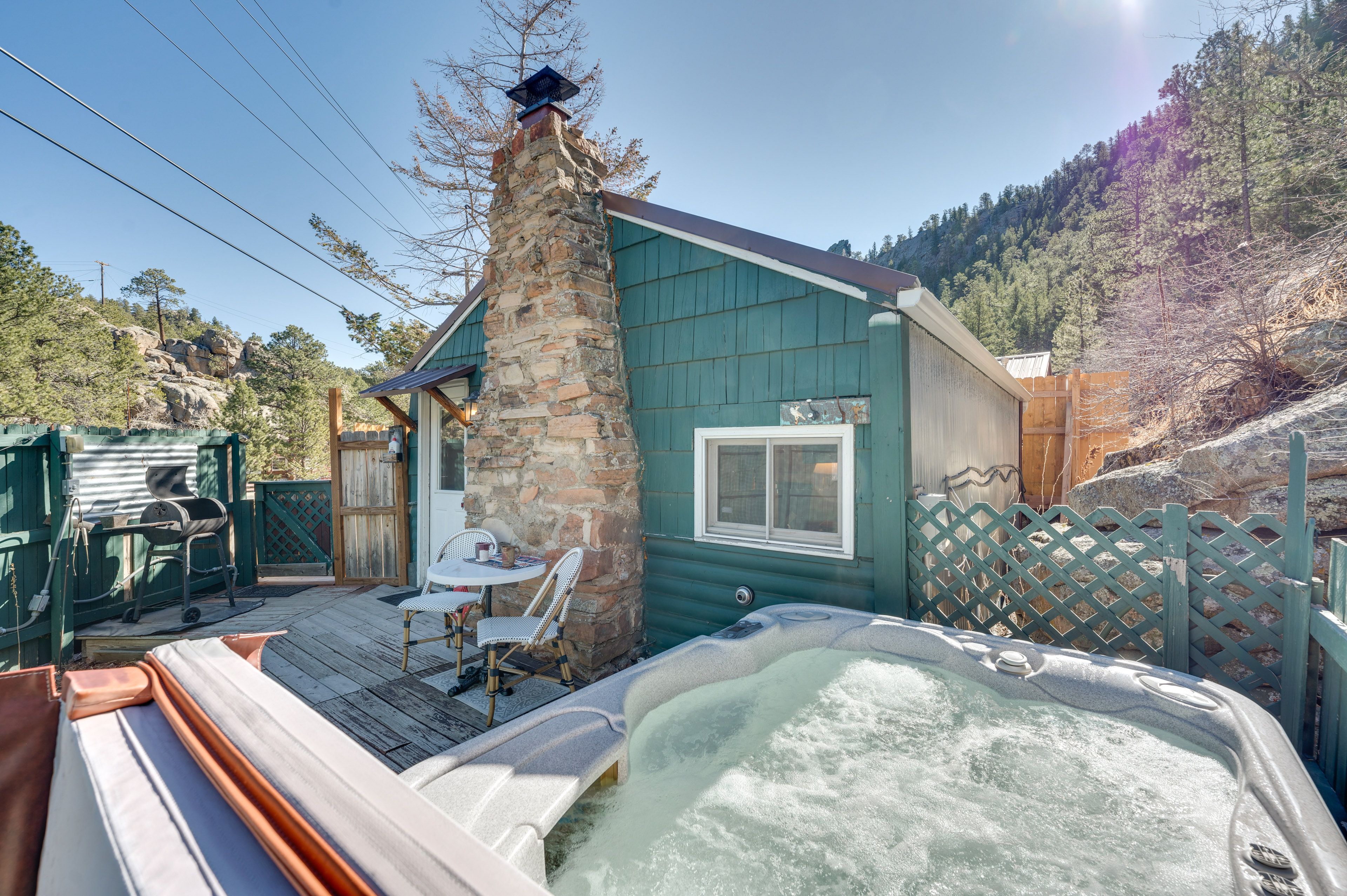 Drake Vacation Rental | Studio | 1BA | 350 Sq Ft | 4 Steps Required
