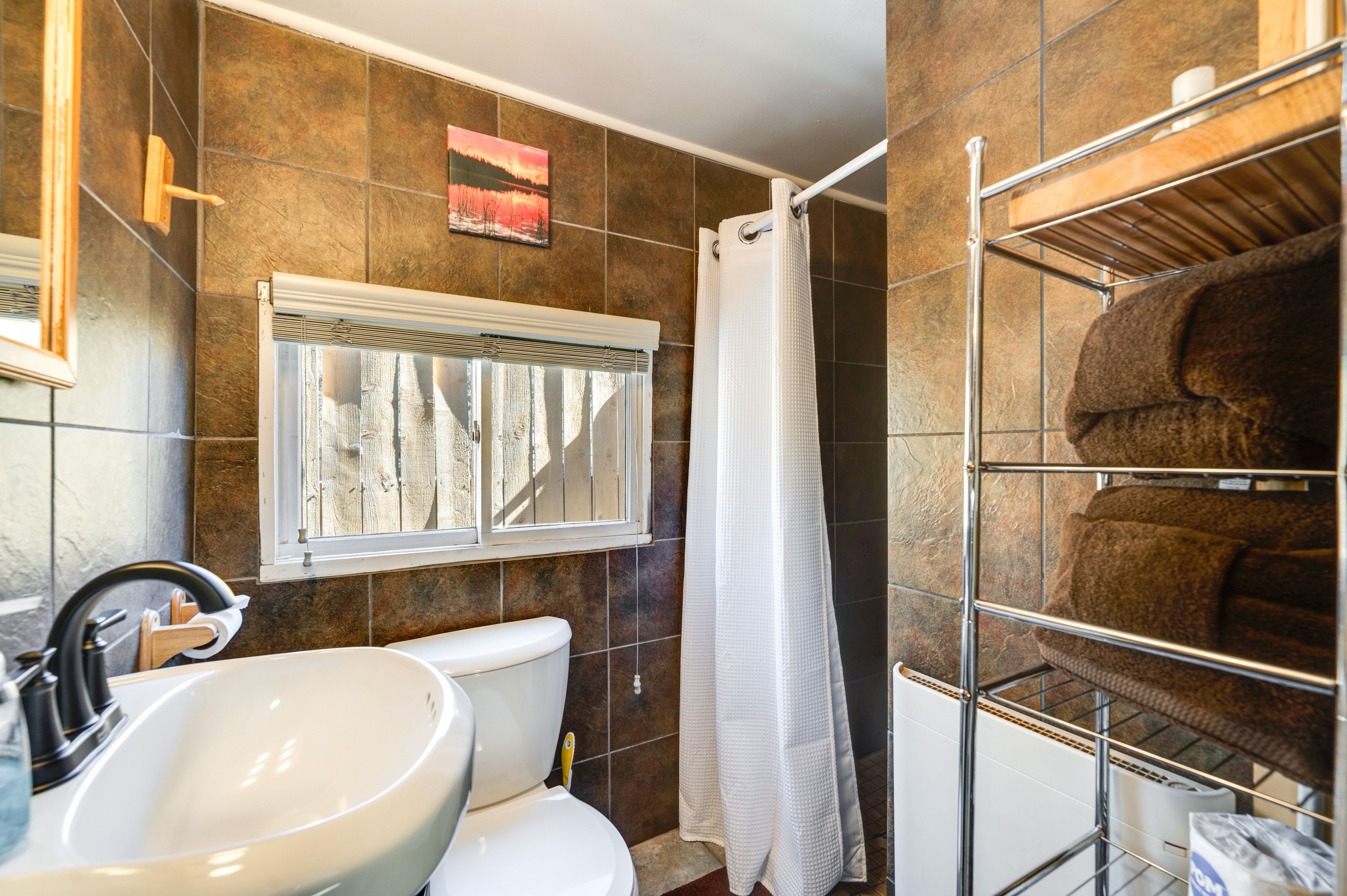 Full Bathroom | Towels Provided | Complimentary Toiletries