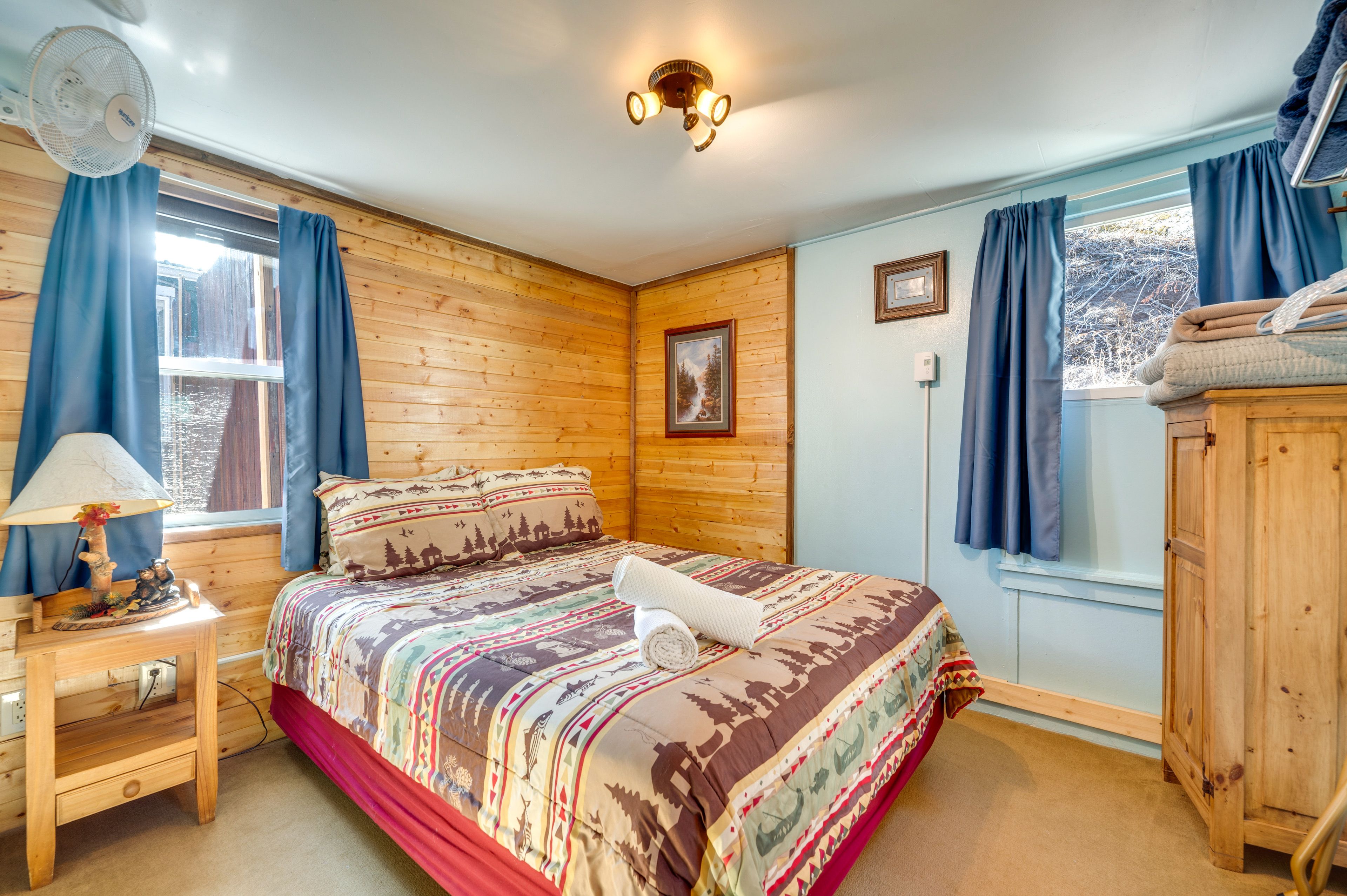 Bedroom | Queen Bed | Linens Provided