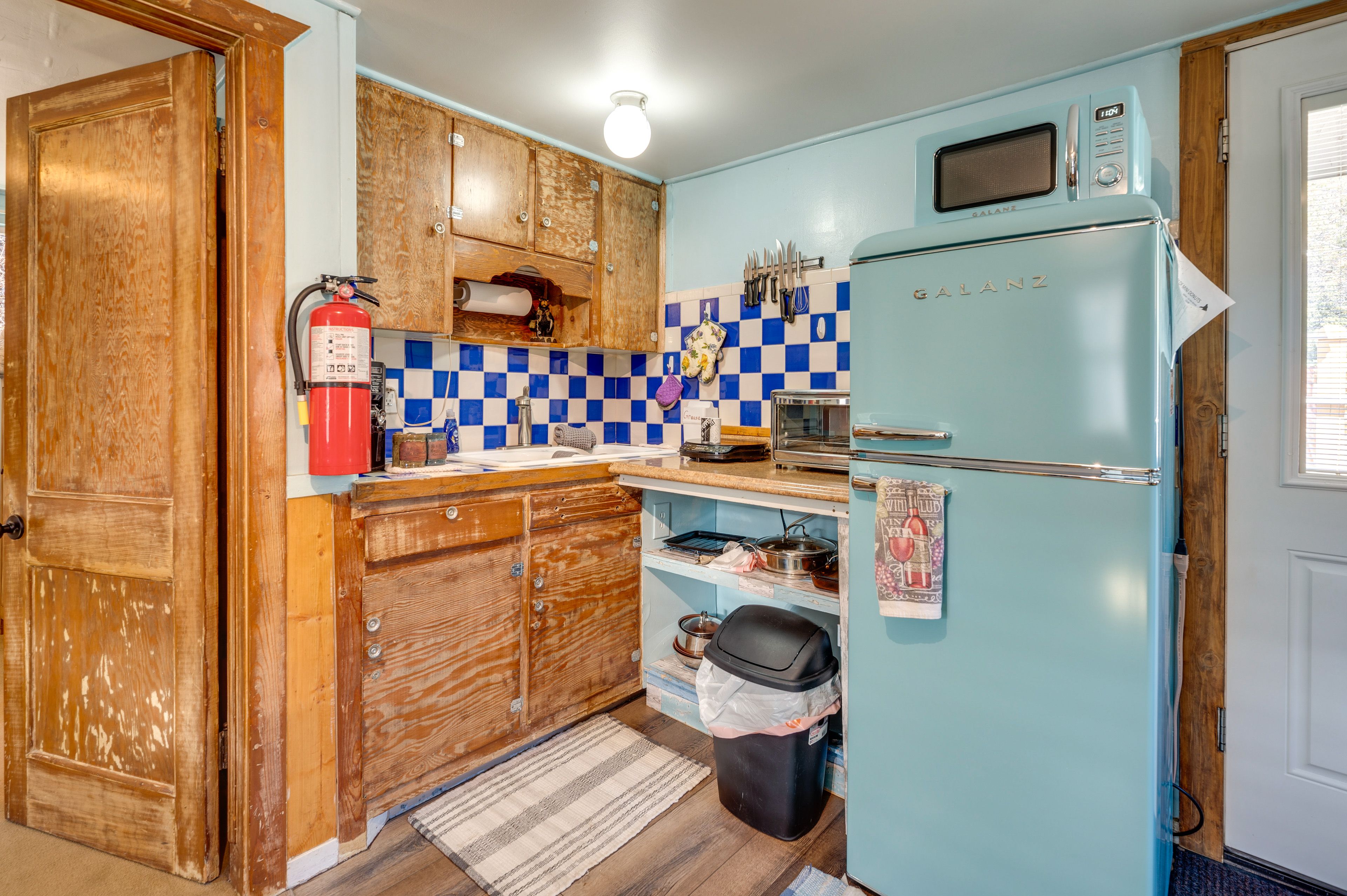 Kitchenette | Hot Plate | Drip Coffee Maker
