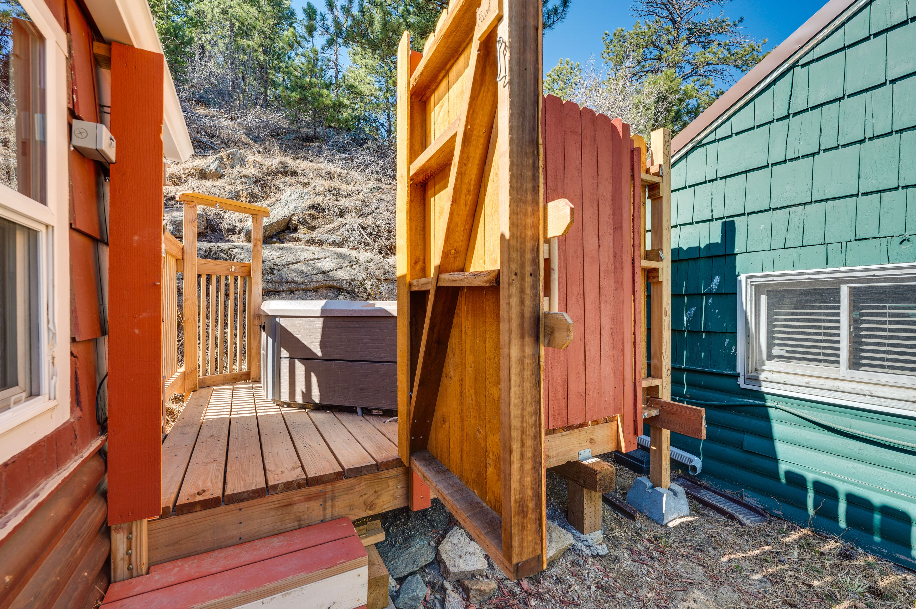 Deck w/ Hot Tub | 3 Steps to Access