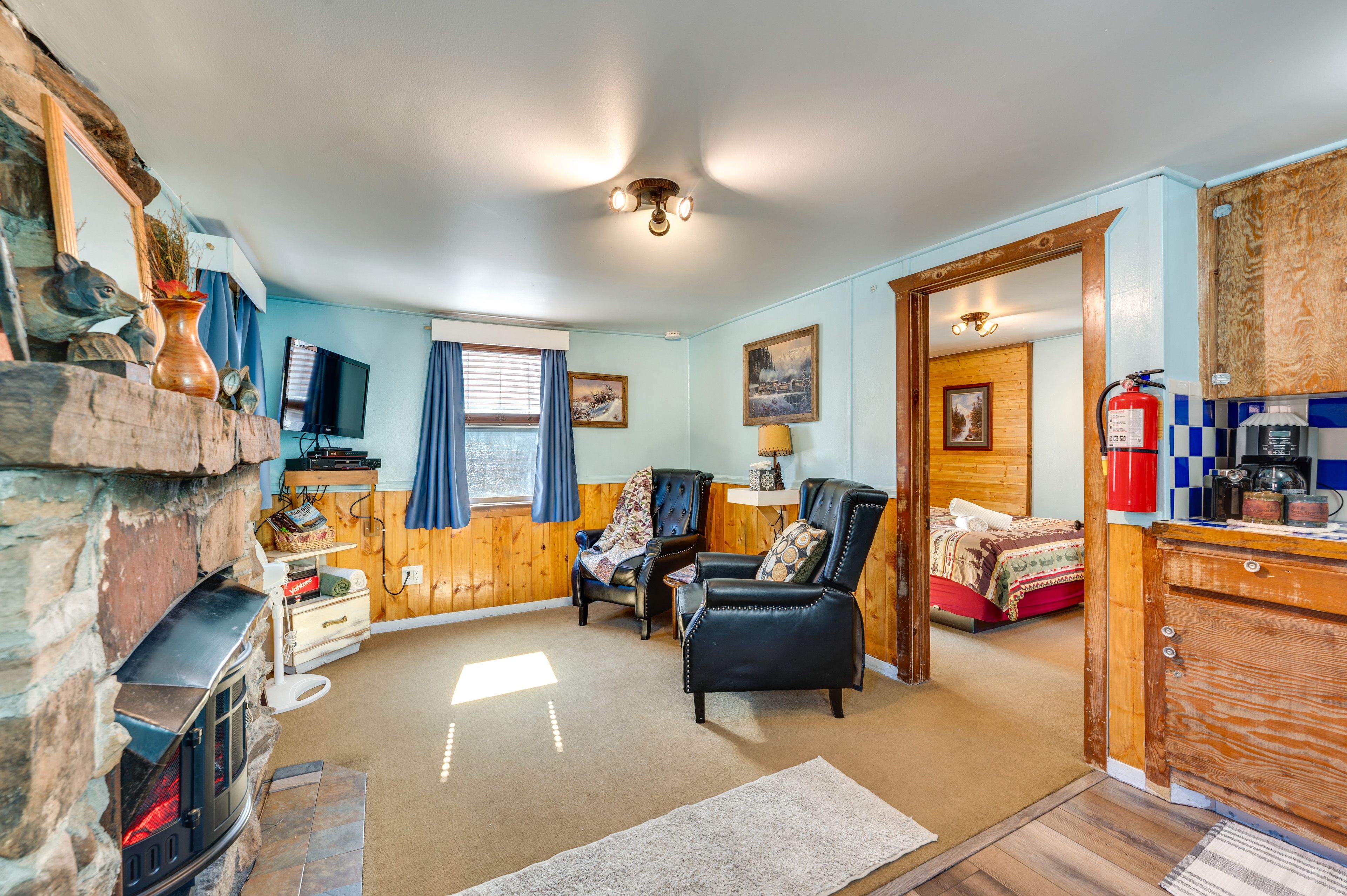 Living Room | Electric Fireplace | TV w/ Cable | Central Heating | Free WiFi