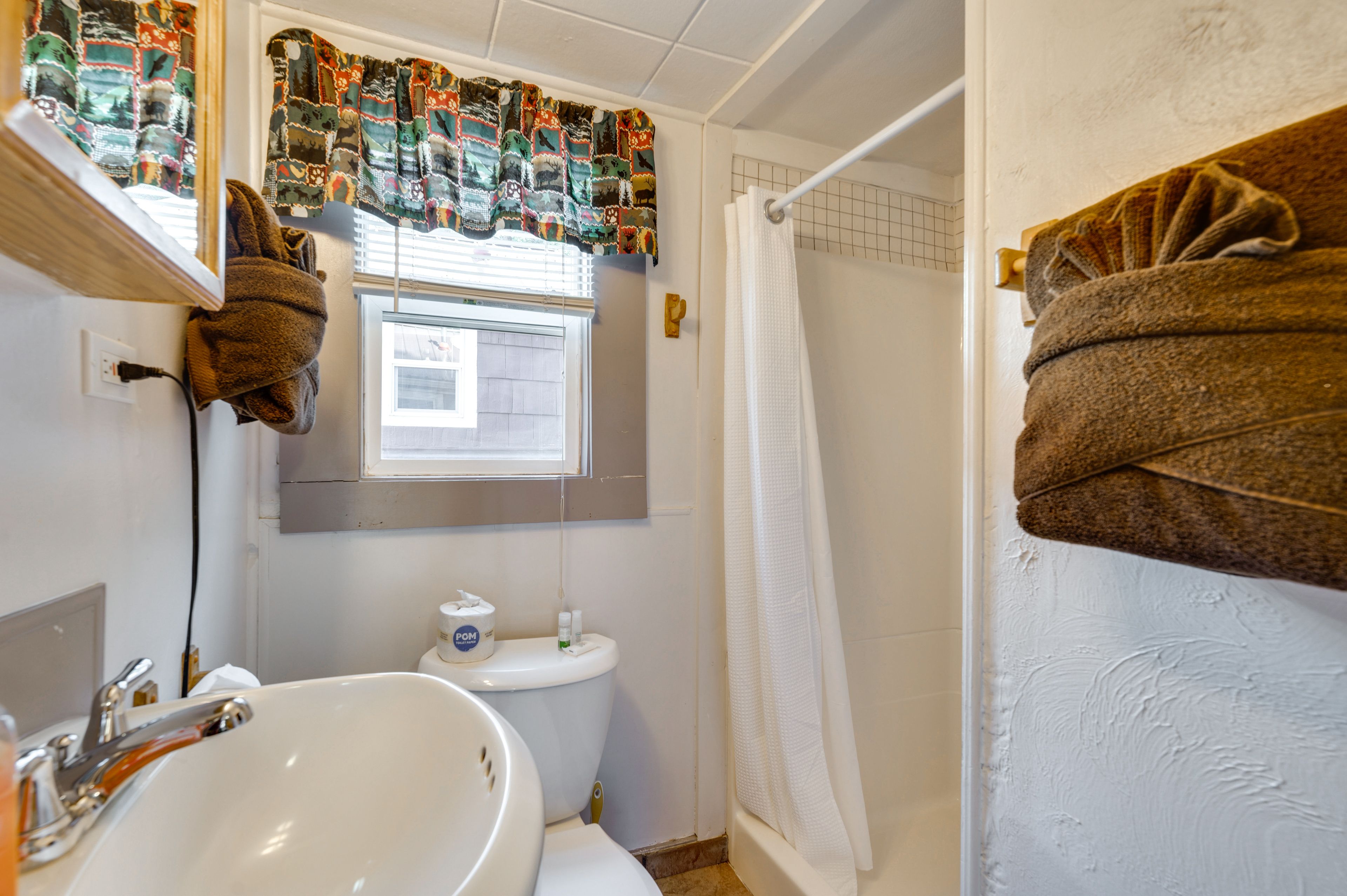 Full Bathroom | Towels Provided | Complimentary Toiletries