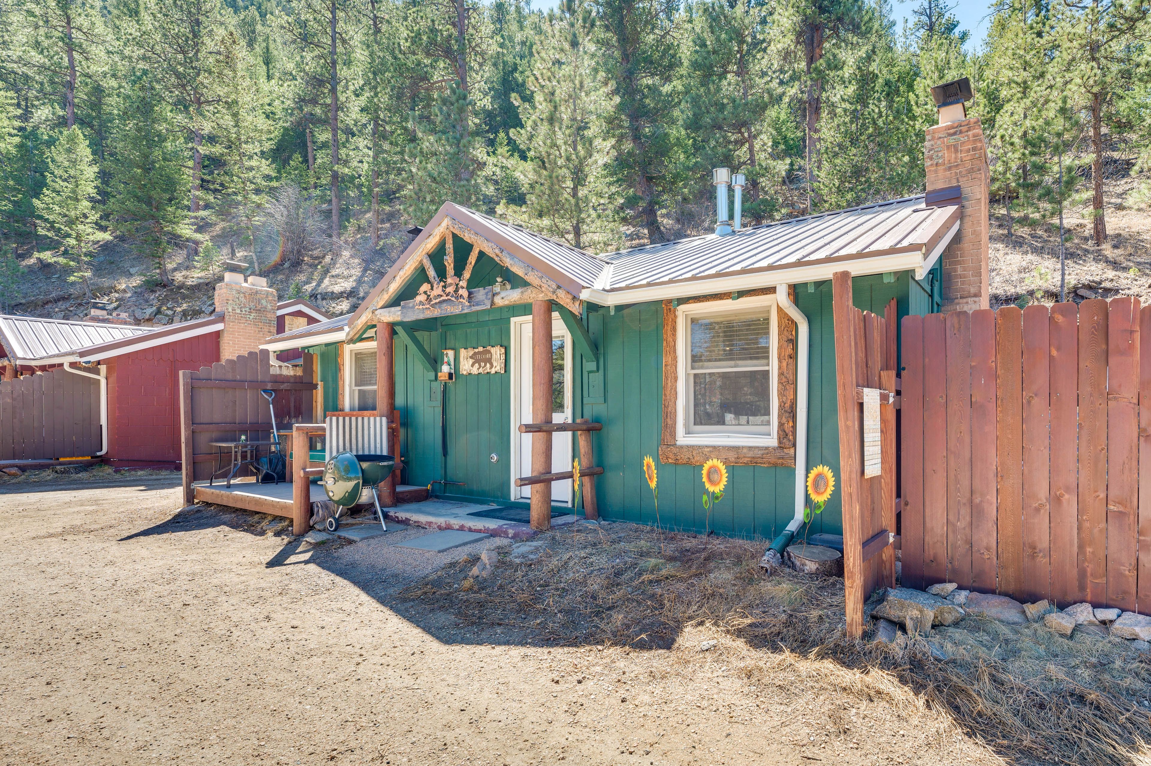 Drake Vacation Rental | 2BR | 1BA | 550 Sq Ft | 3 Steps Required