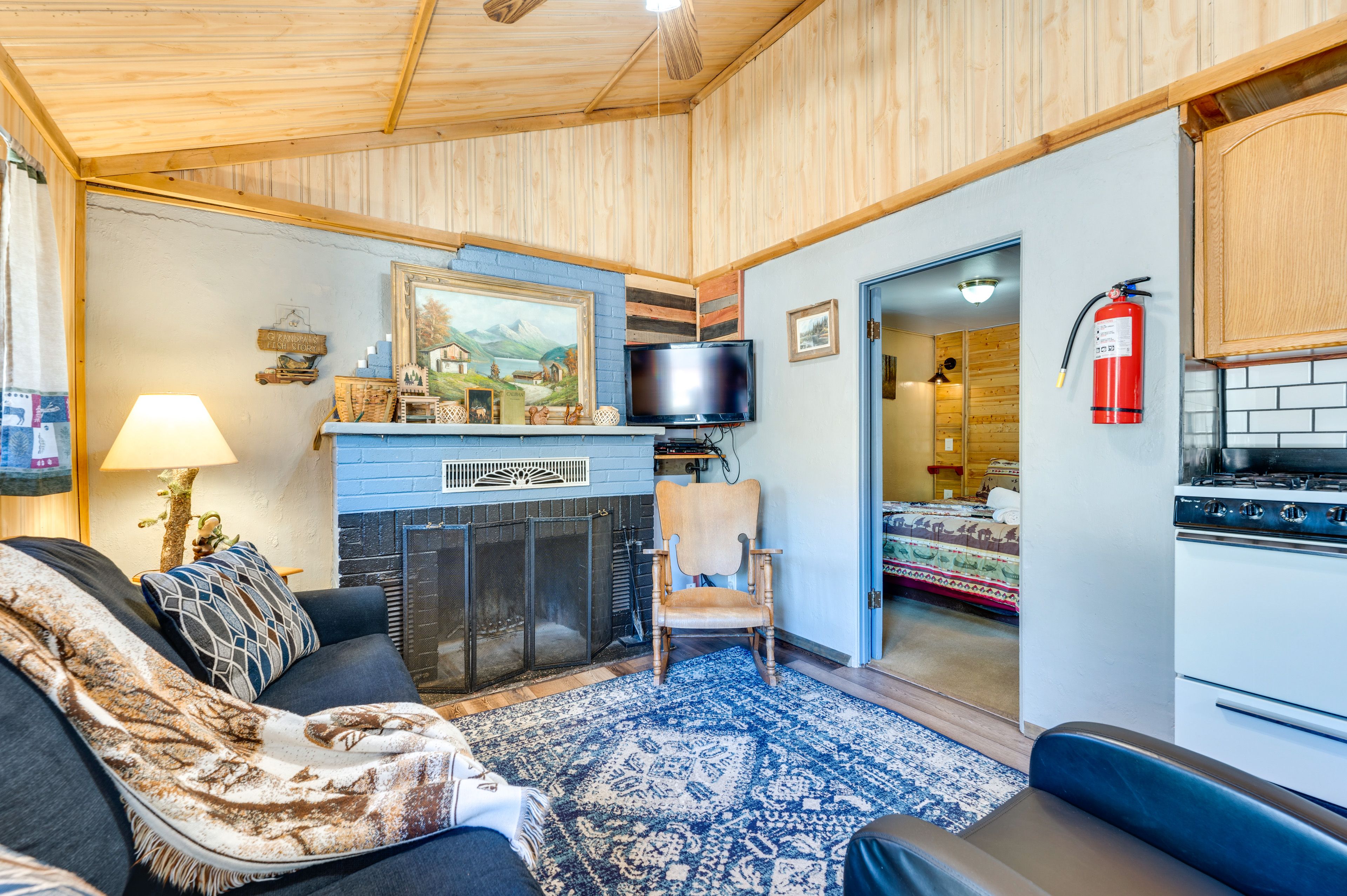 Living Room | Queen Sleeper Sofa | Free WiFi | TV w/ Cable | Central Heating