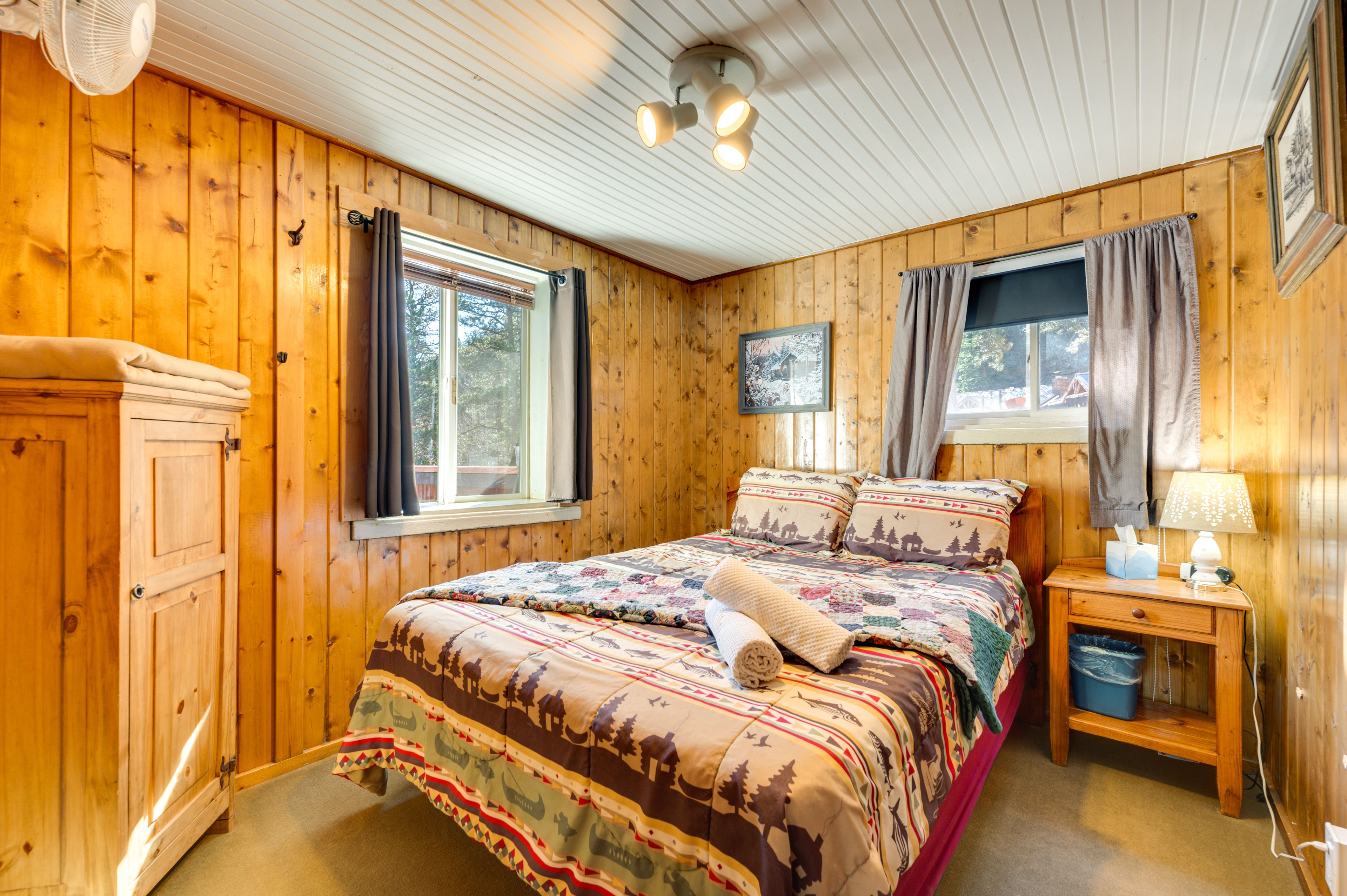 Bedroom | Queen Bed | Linens Provided