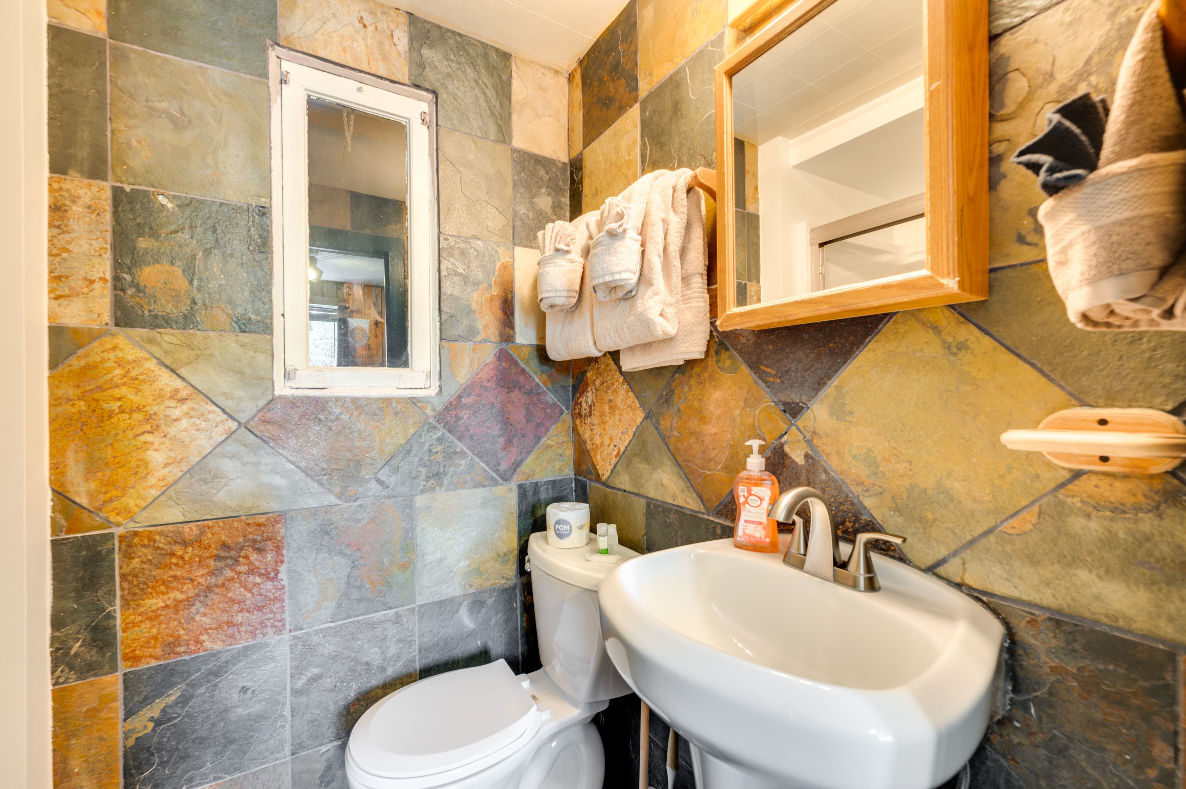 Full Bathroom | Towels Provided | Complimentary Toiletries