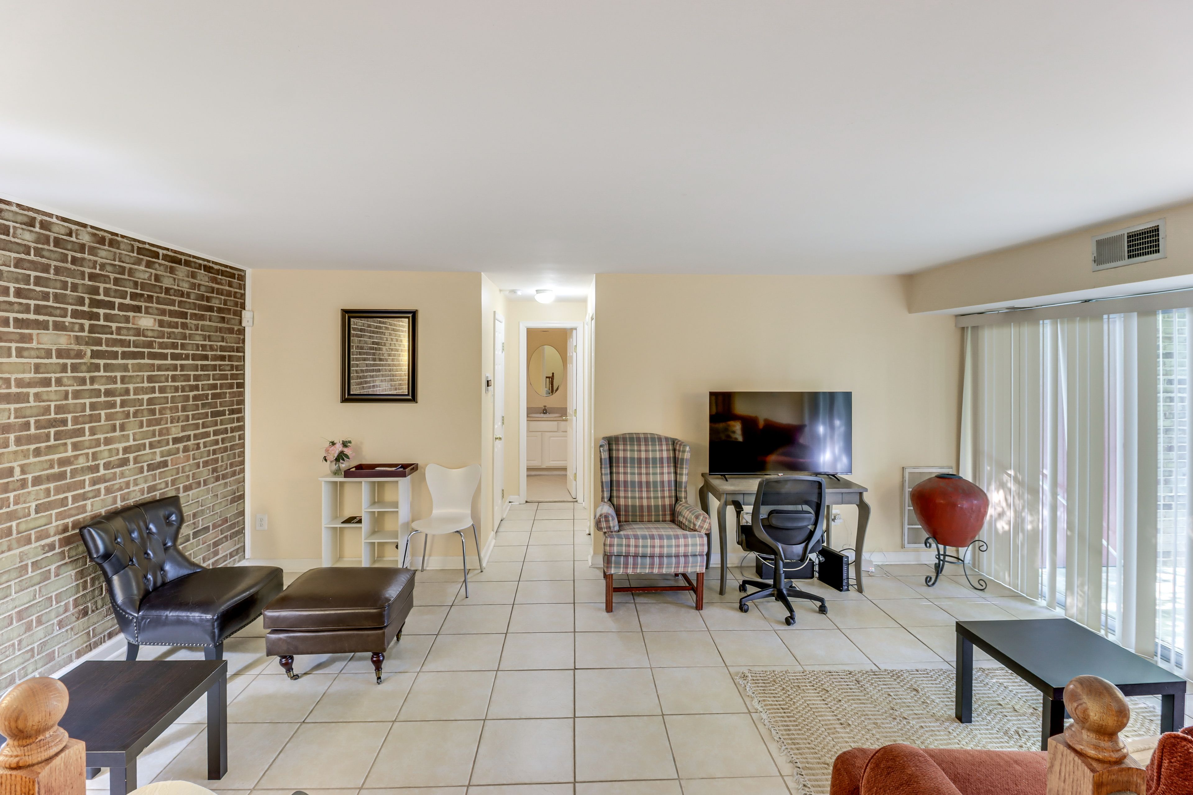 Living Room | Free WiFi | Smart TV