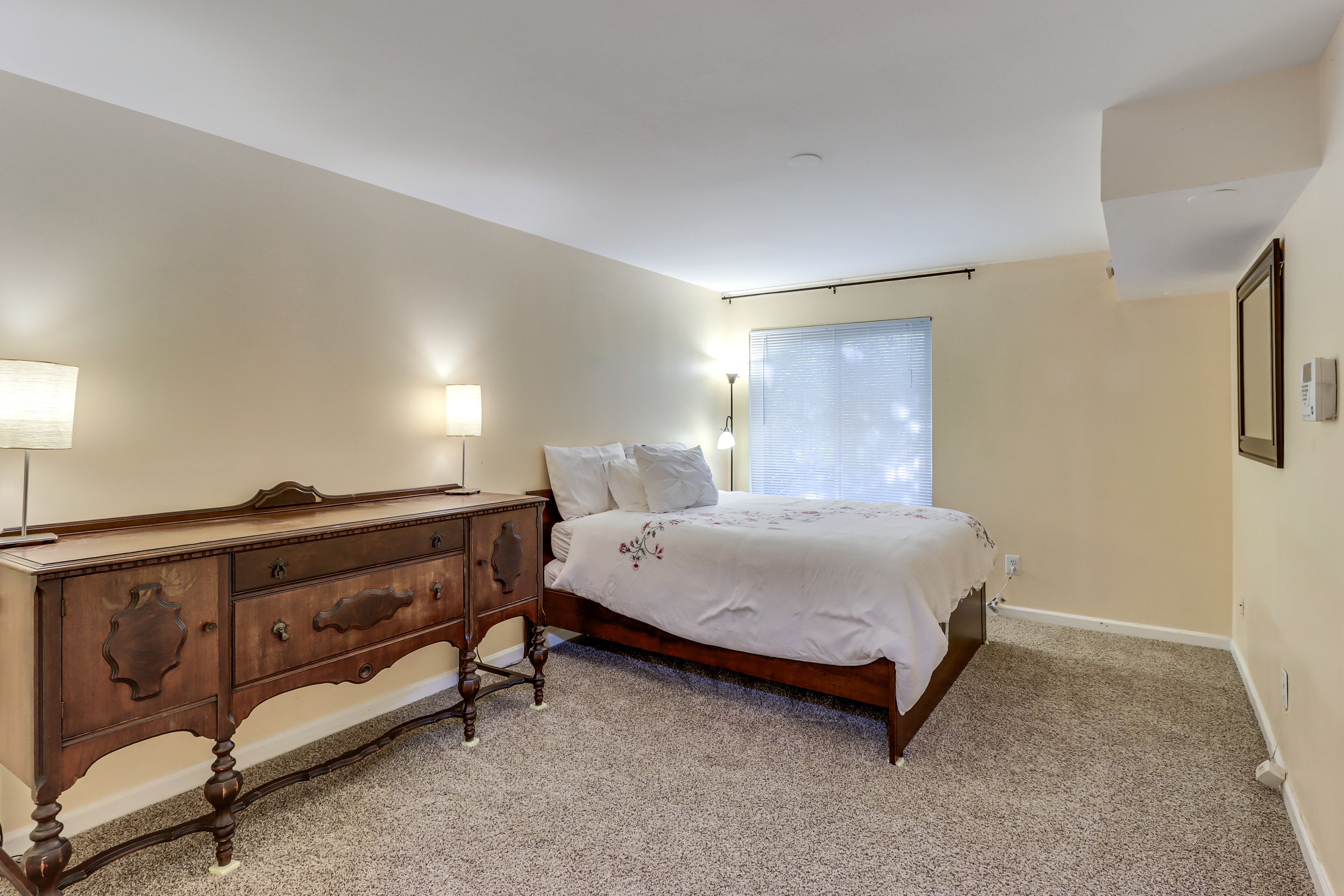 Bedroom | Queen Bed | Linens Provided