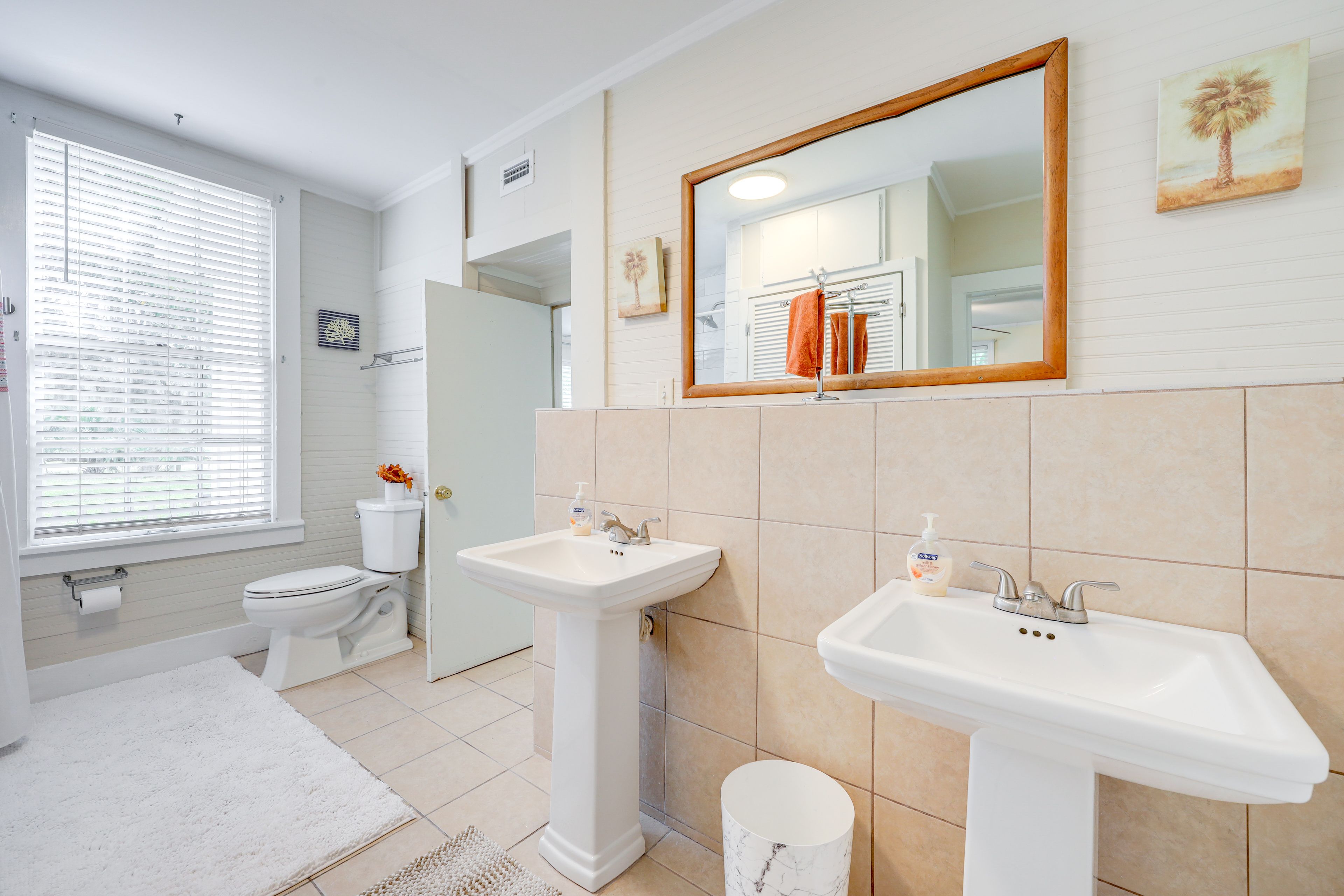 Full Bathroom | Towels Provided | 1st Floor