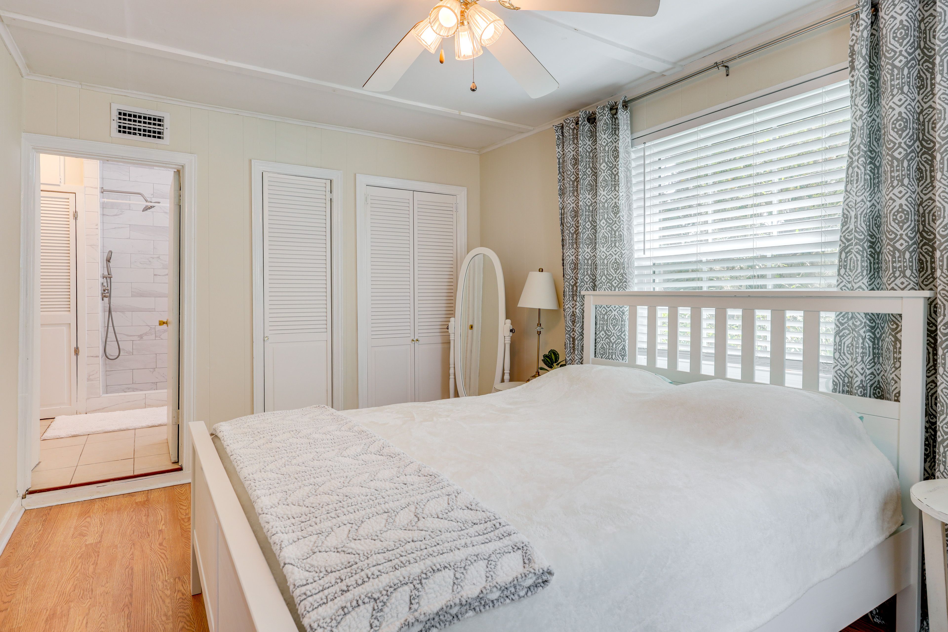 Bedroom 2 | Queen Bed | 1st Floor