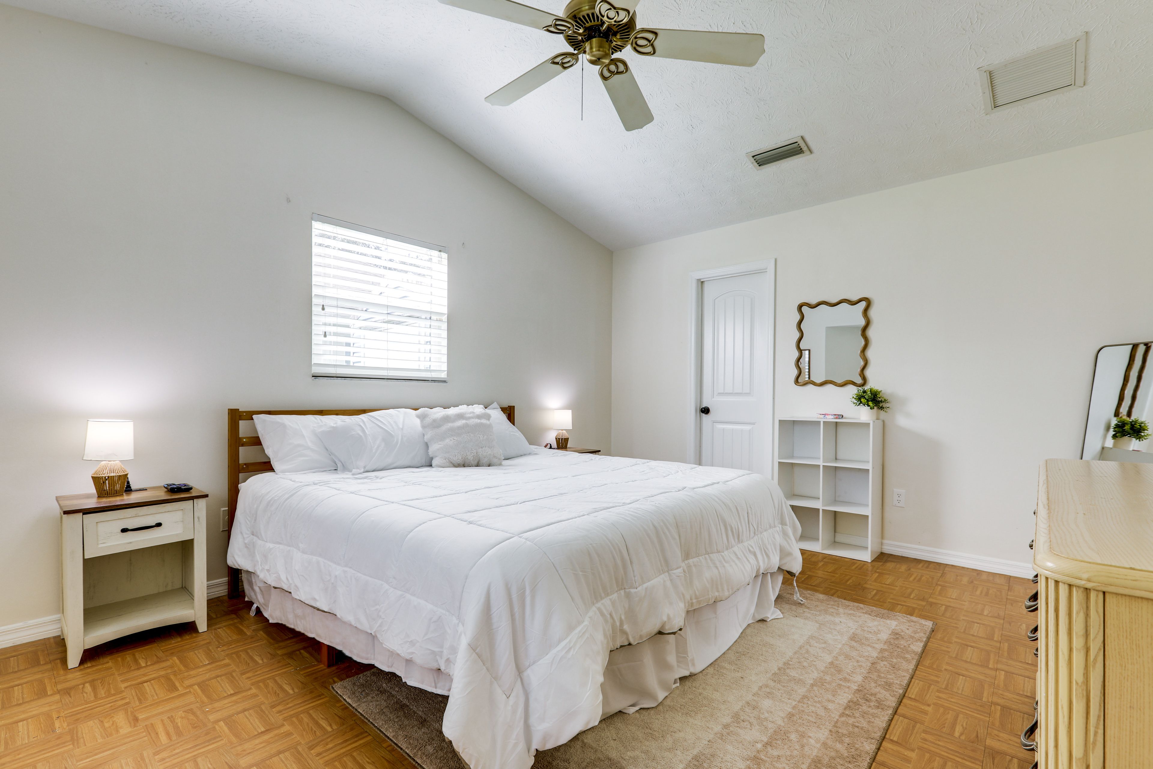 Bedroom 1 | King Bed