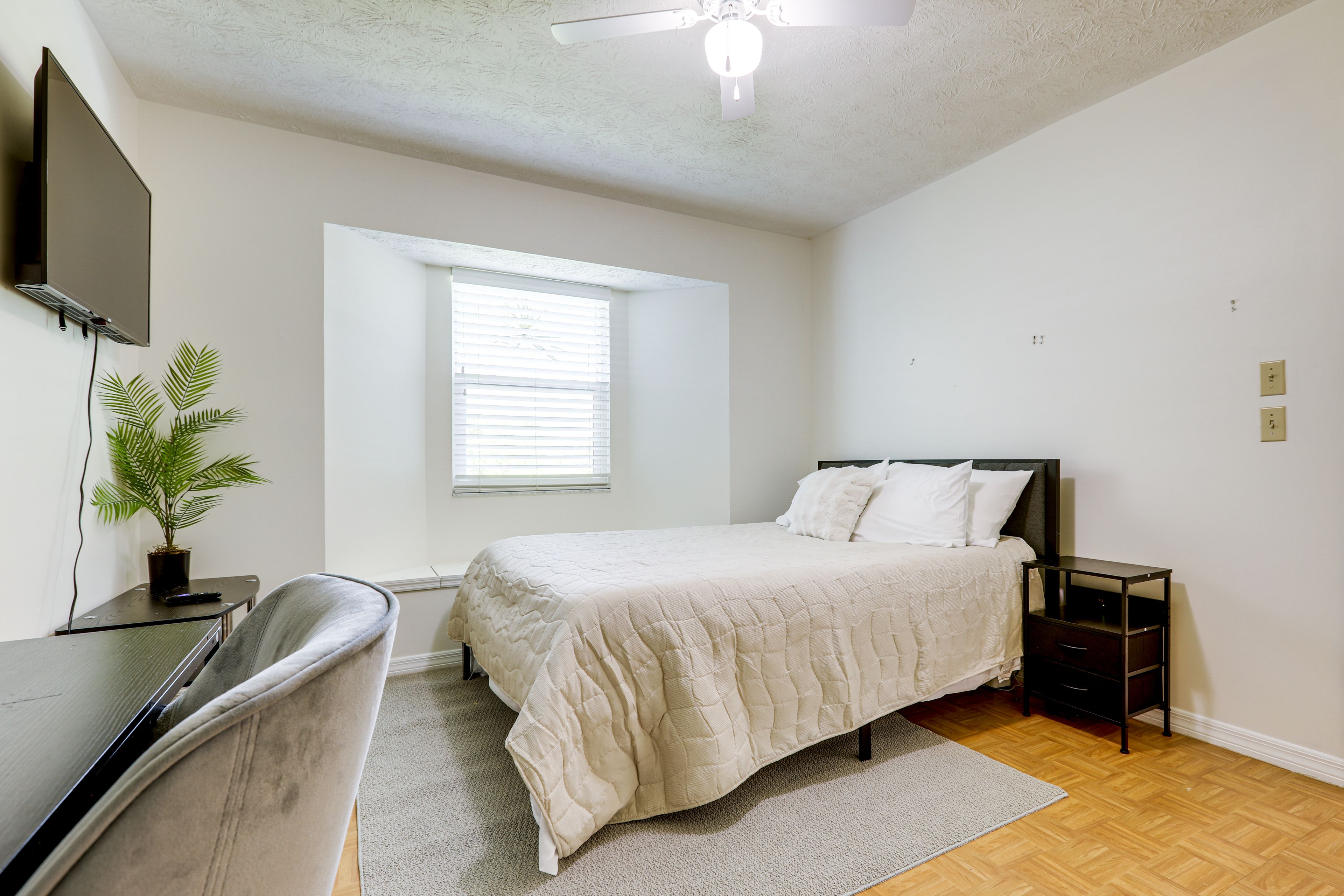 Bedroom 2 | Queen Bed