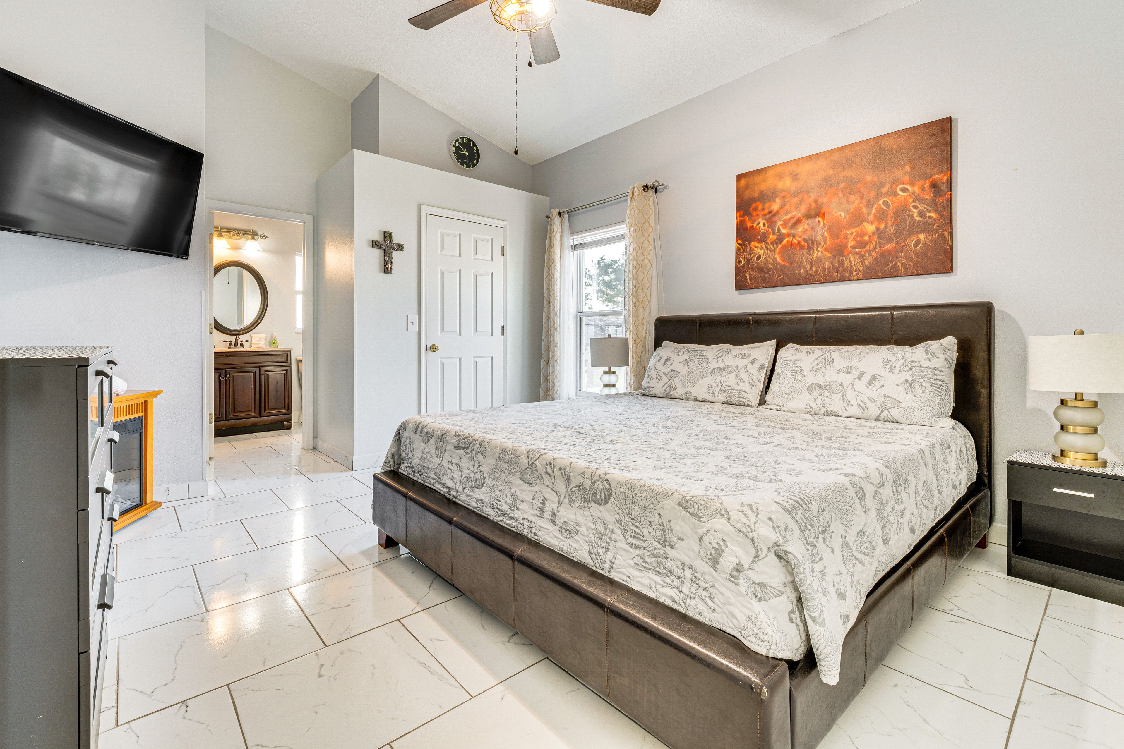 Bedroom 1 | King Bed | Smart TV