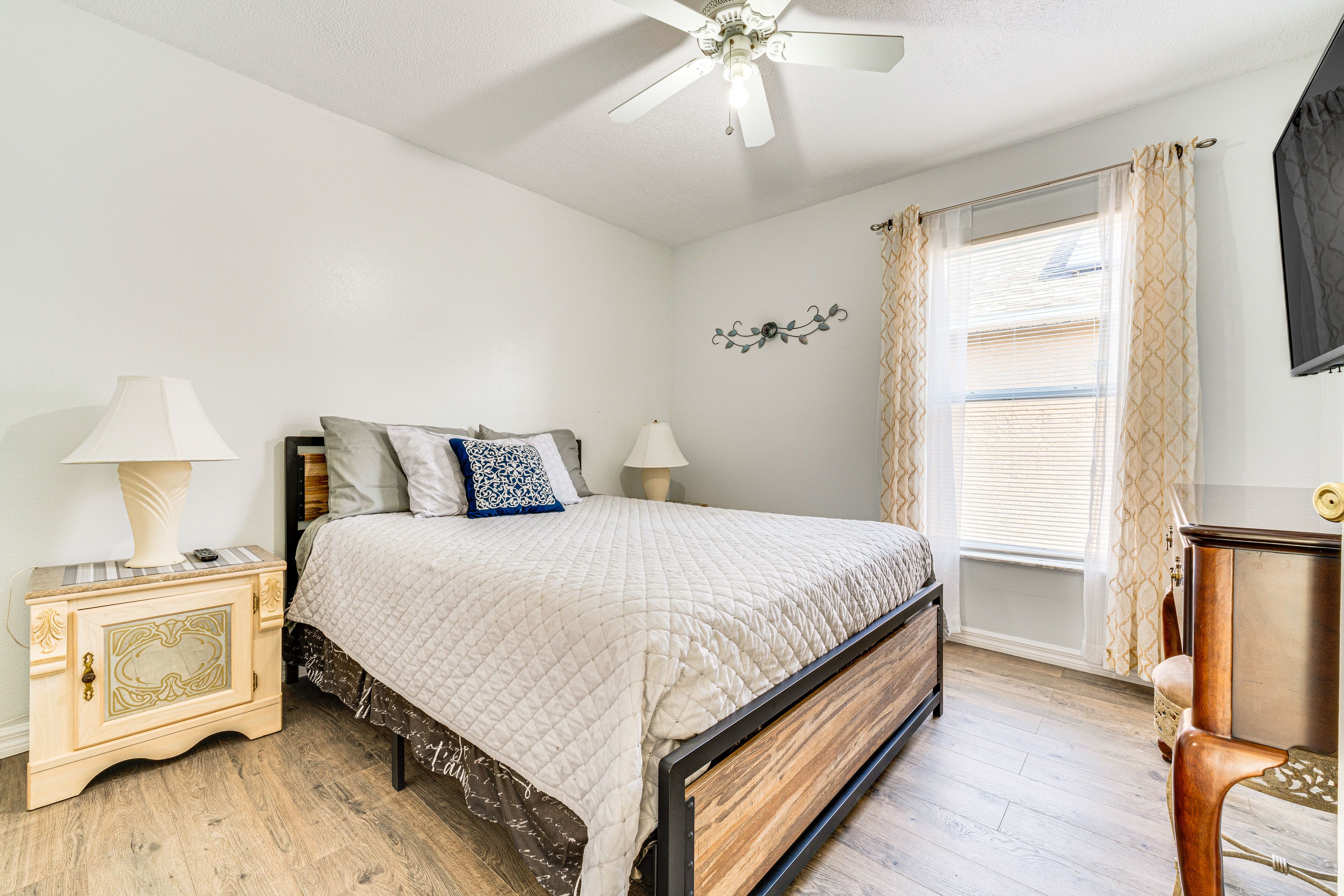 Bedroom 2 | Queen Bed | Smart TV