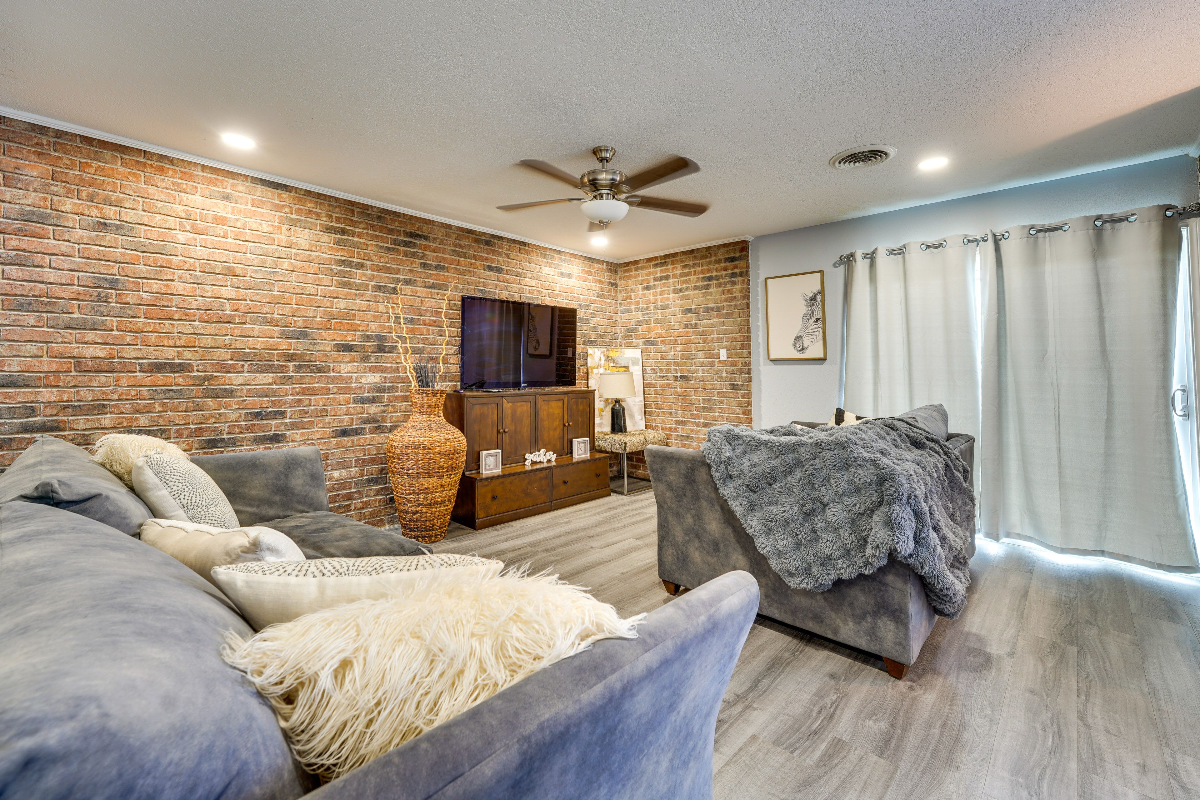 Living Room | 1st Floor | Smart TV | Free WiFi