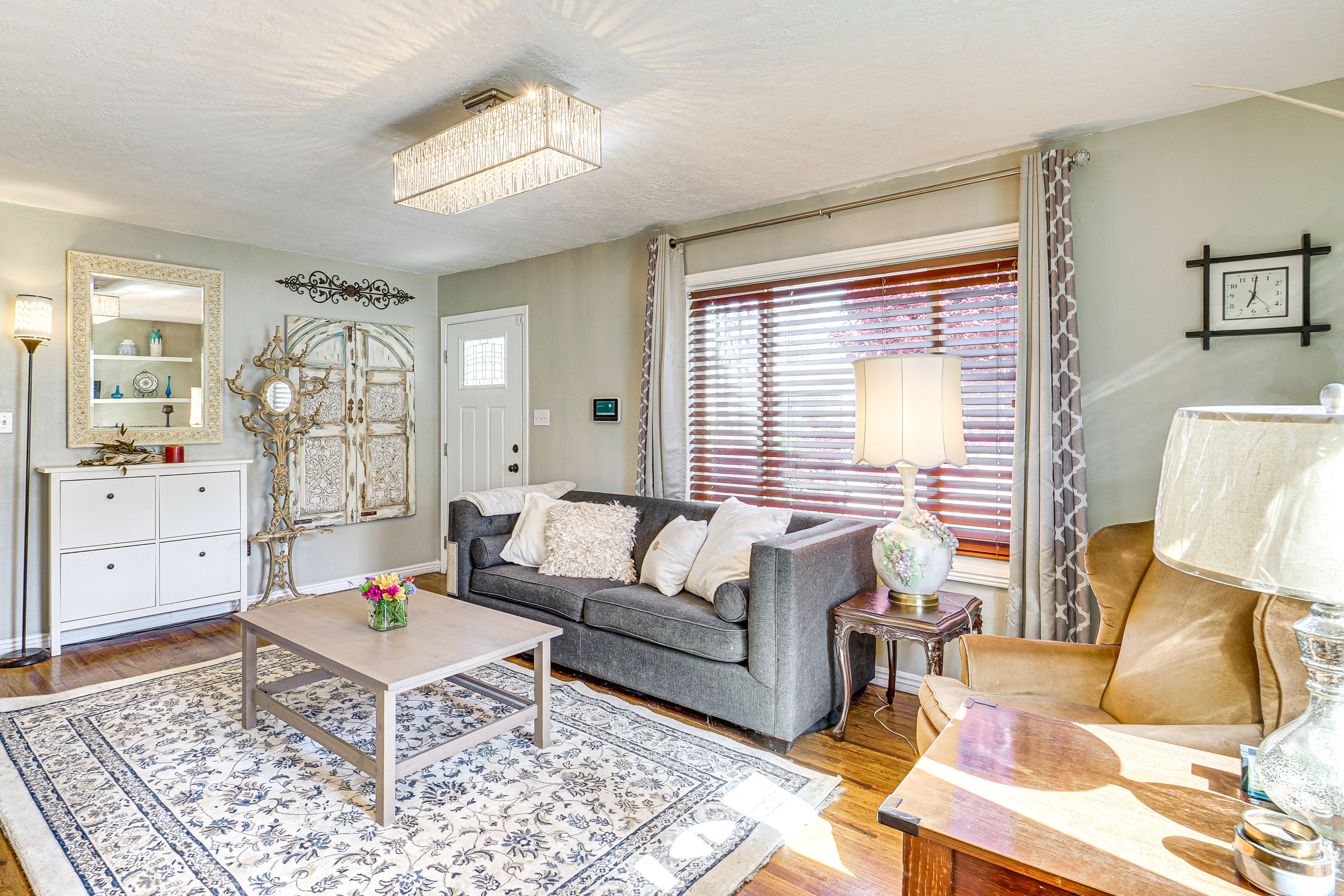 Living Room | Central A/C & Heat | Free WiFi | Netflix Connection