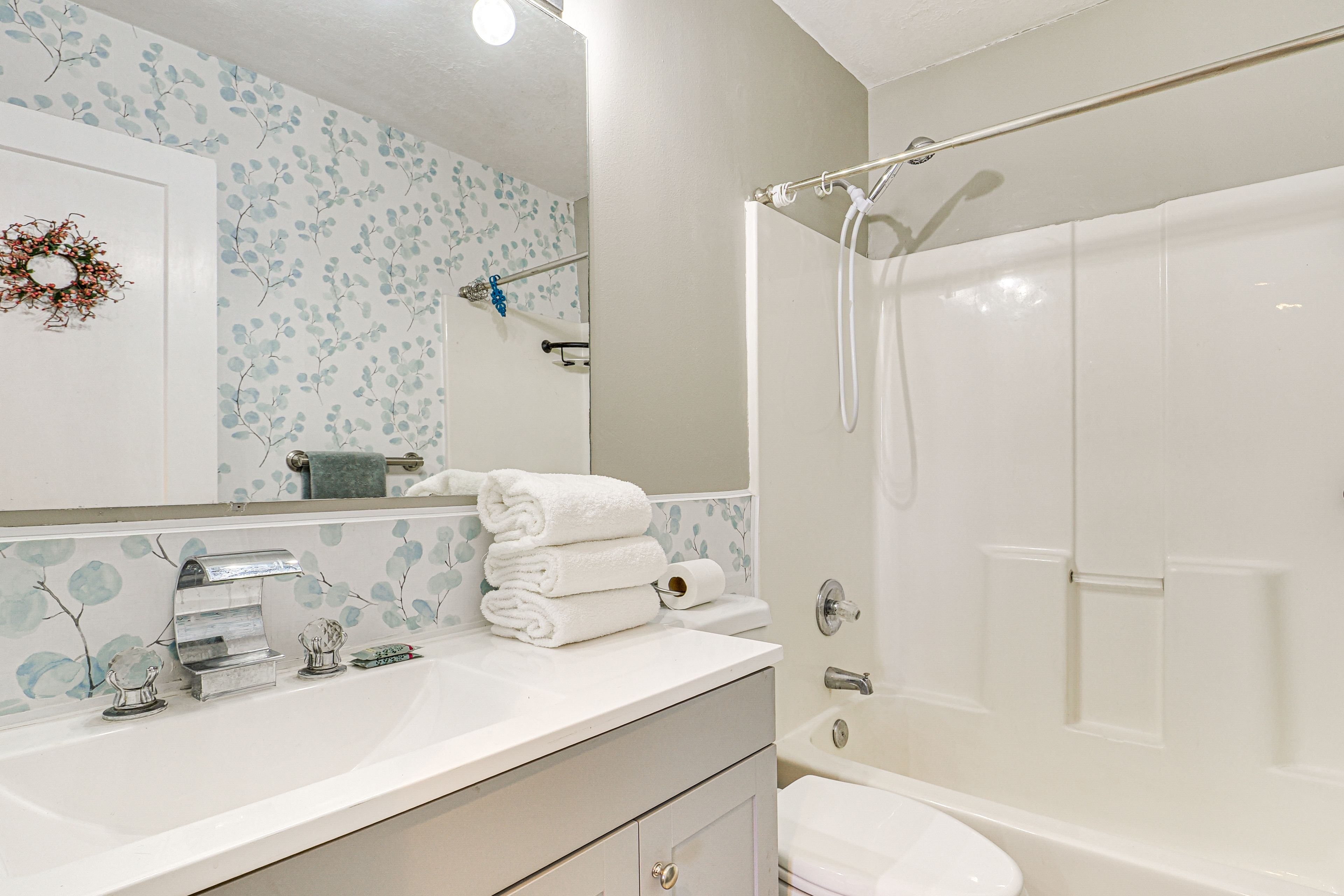 Full Bathroom | Towels Provided