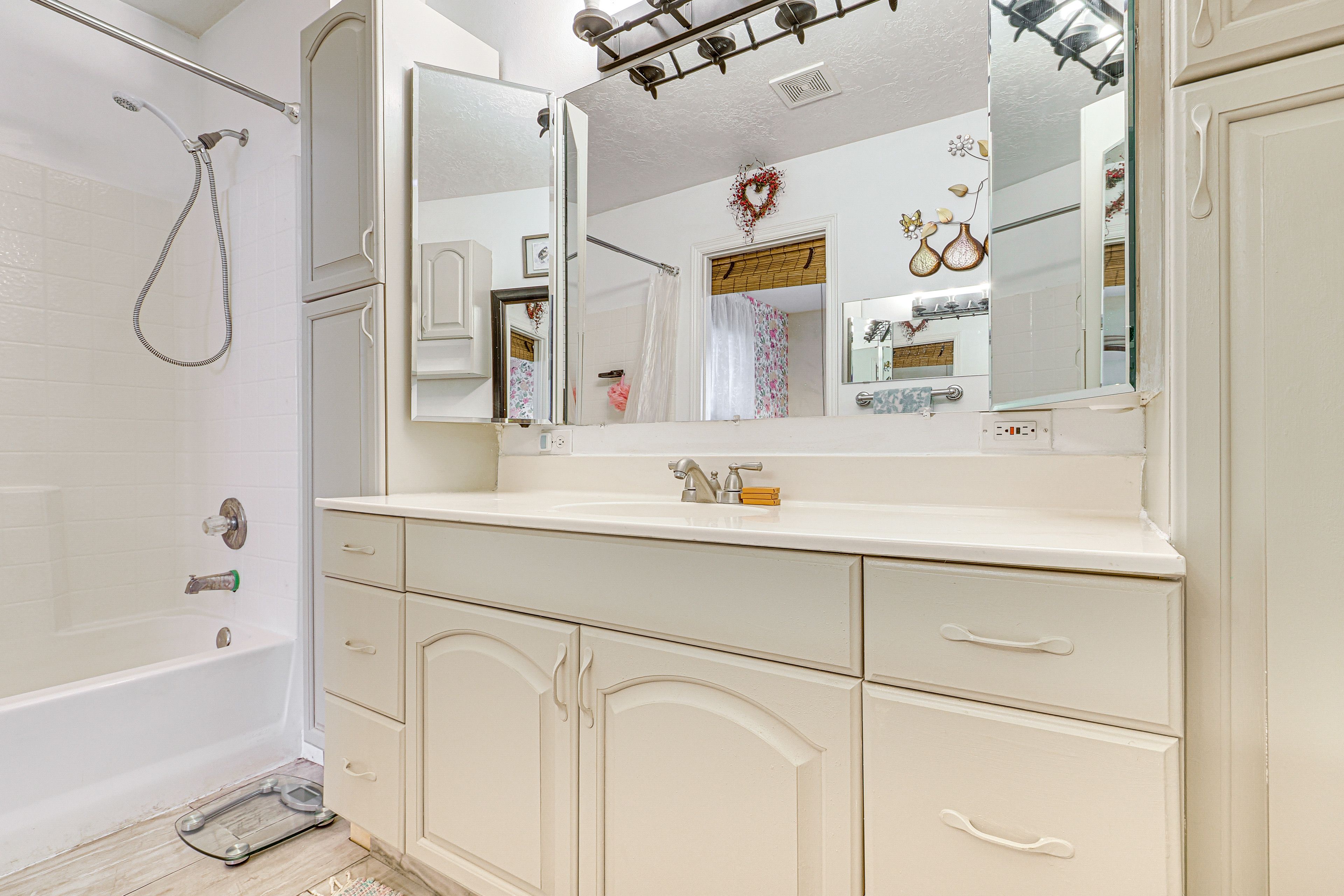 Full Bathroom | Shower/Tub Combo