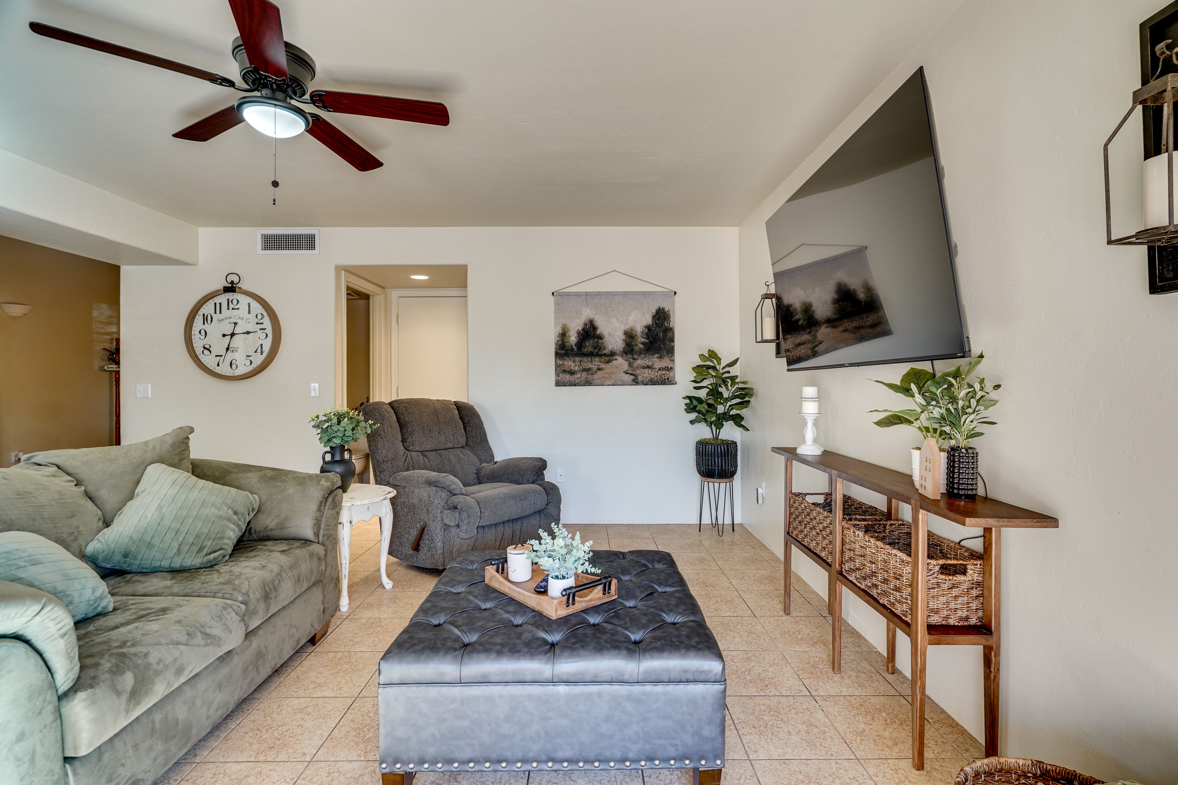 Living Room | Free WiFi | Smart TV | 1st Floor