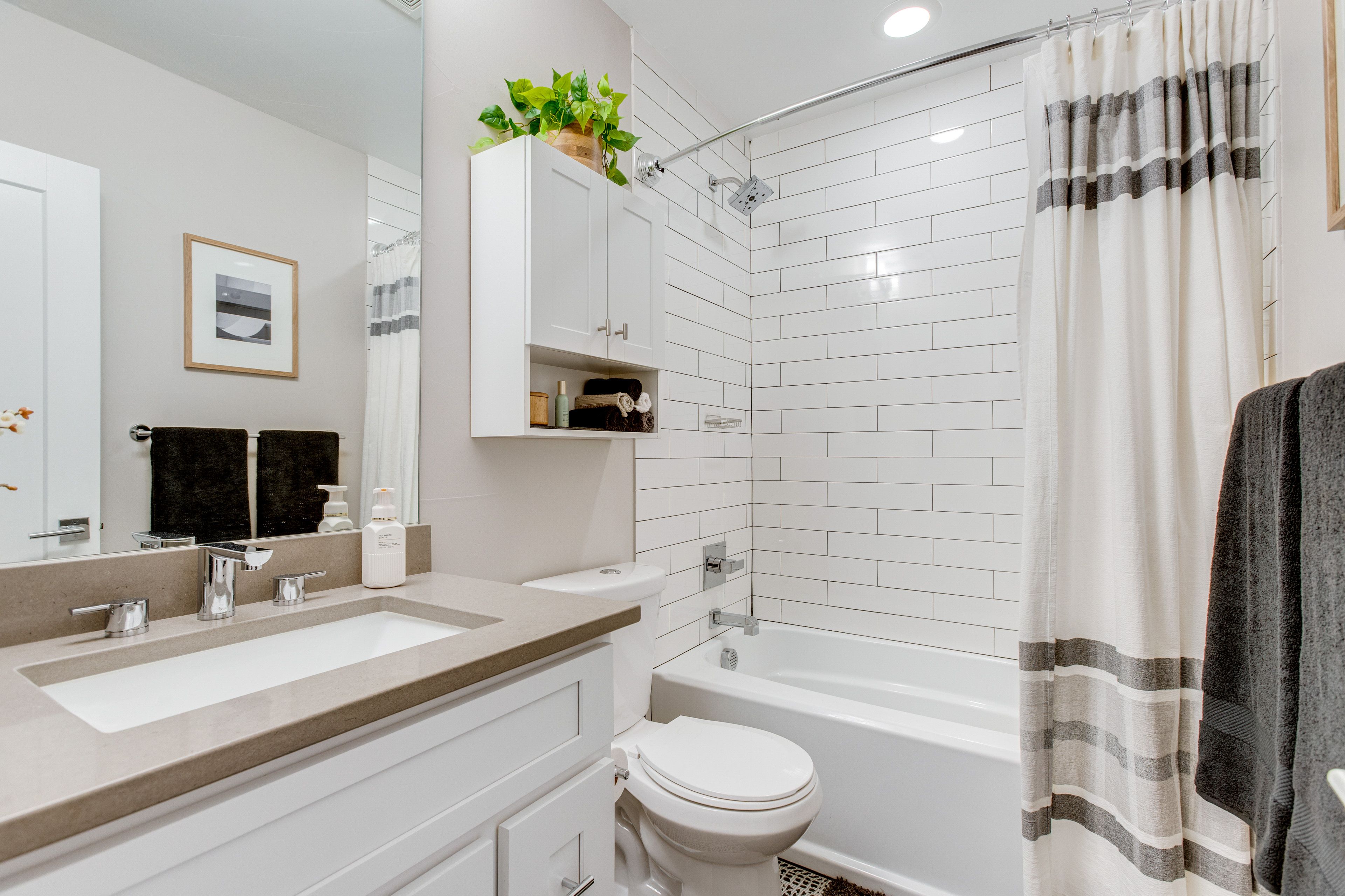 Full Bathroom | Towels Provided | Lower Level