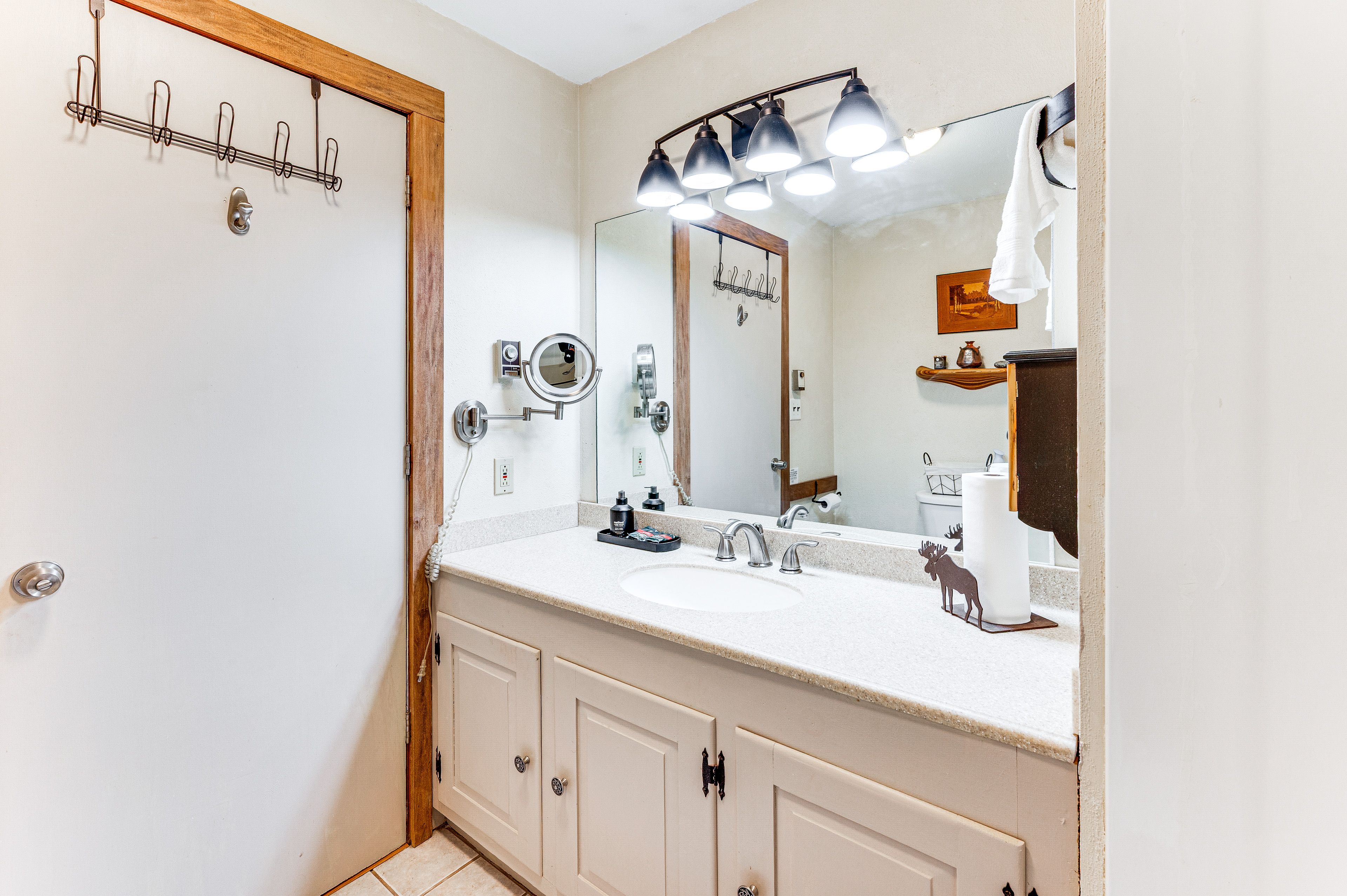 Full Bathroom | Towels Provided | 2nd Floor