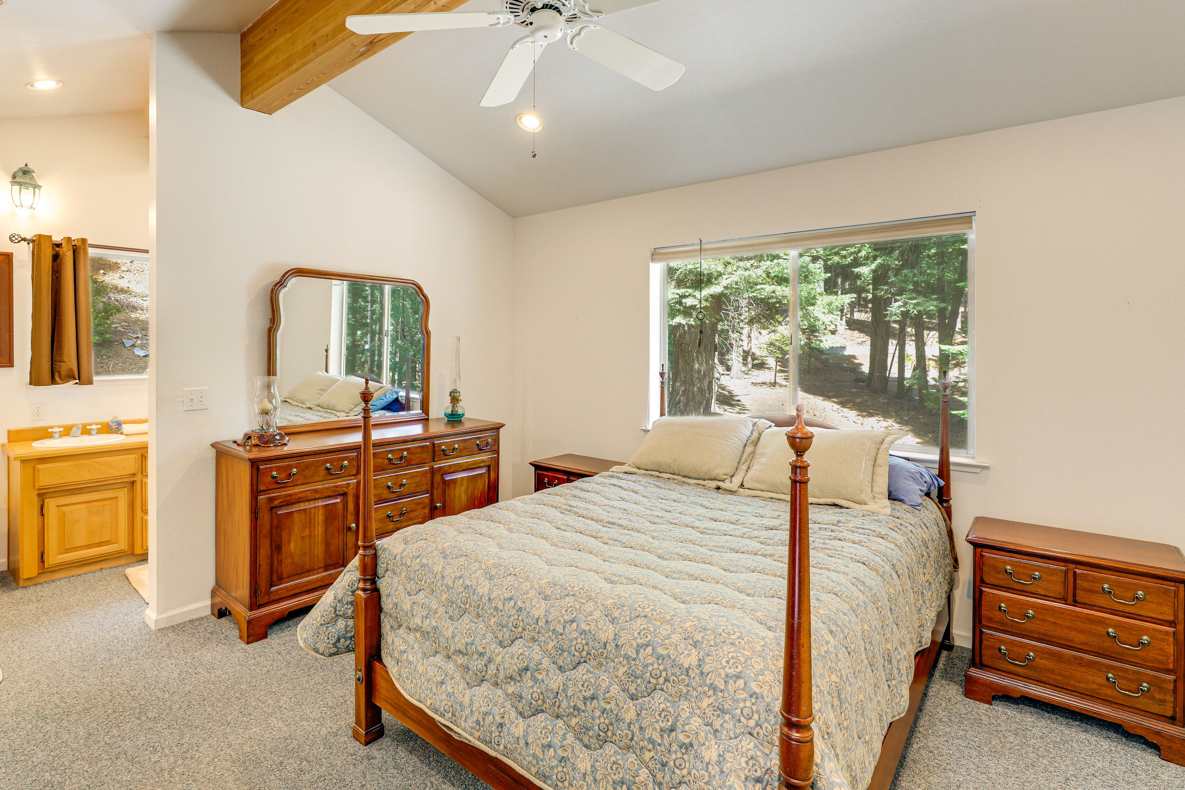 Bedroom 1 | Queen Bed