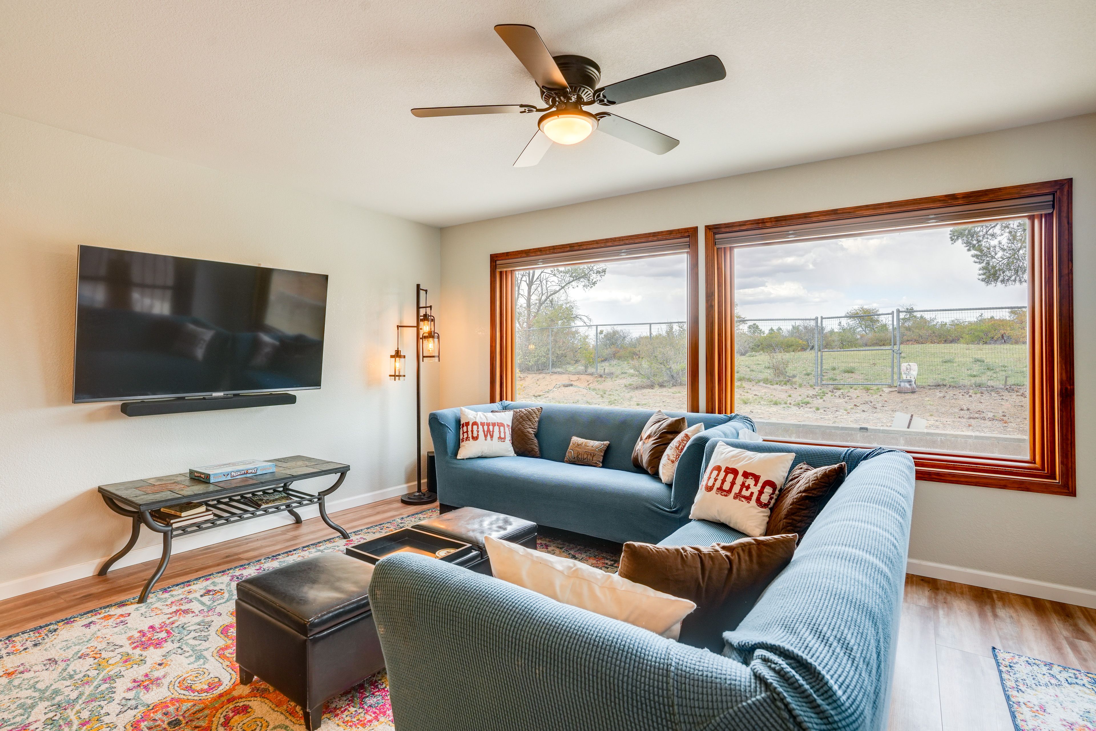 Living Room | Smart TV | Central Air Conditioning/Heat