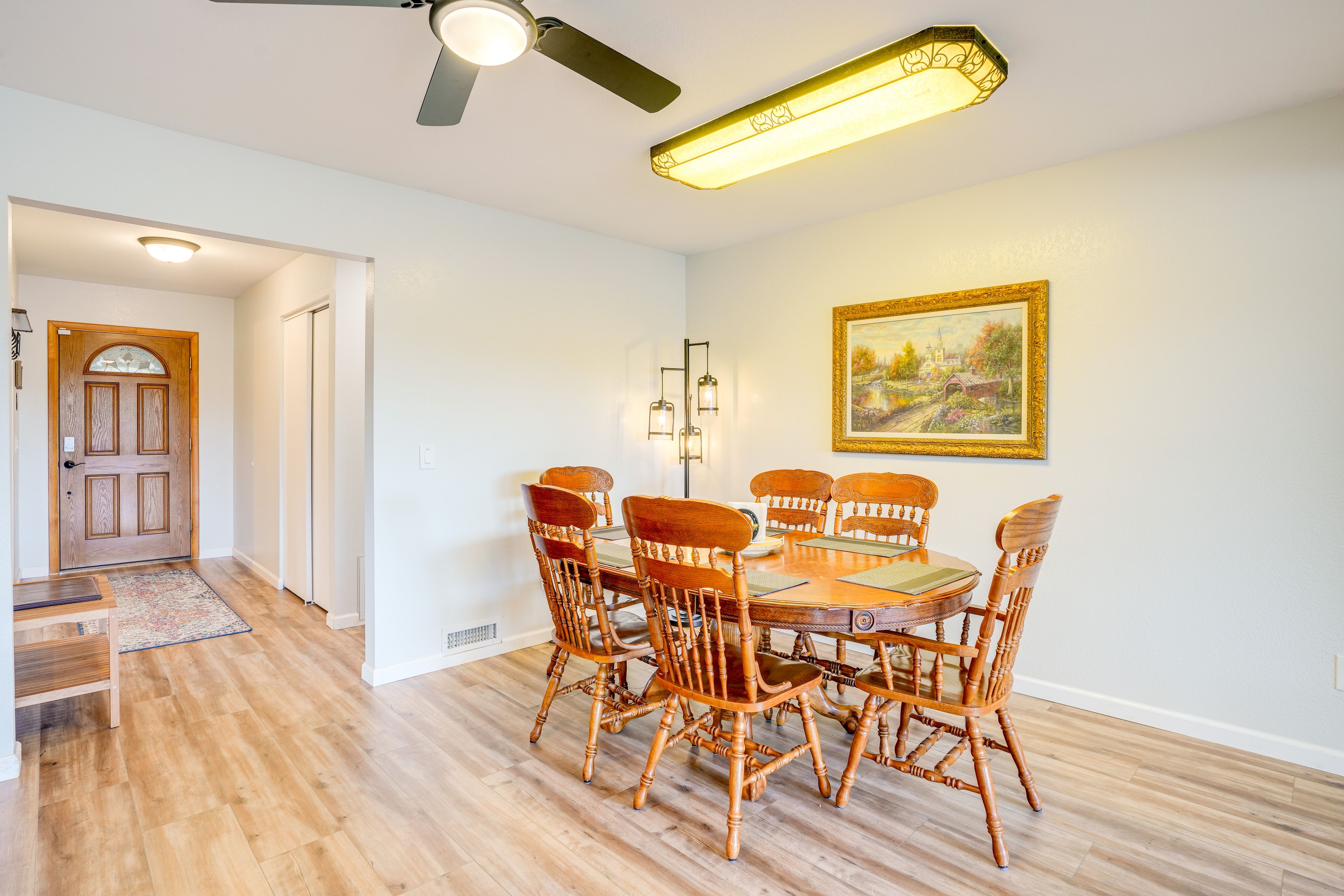 Dining Area | Dishware/Flatware Provided
