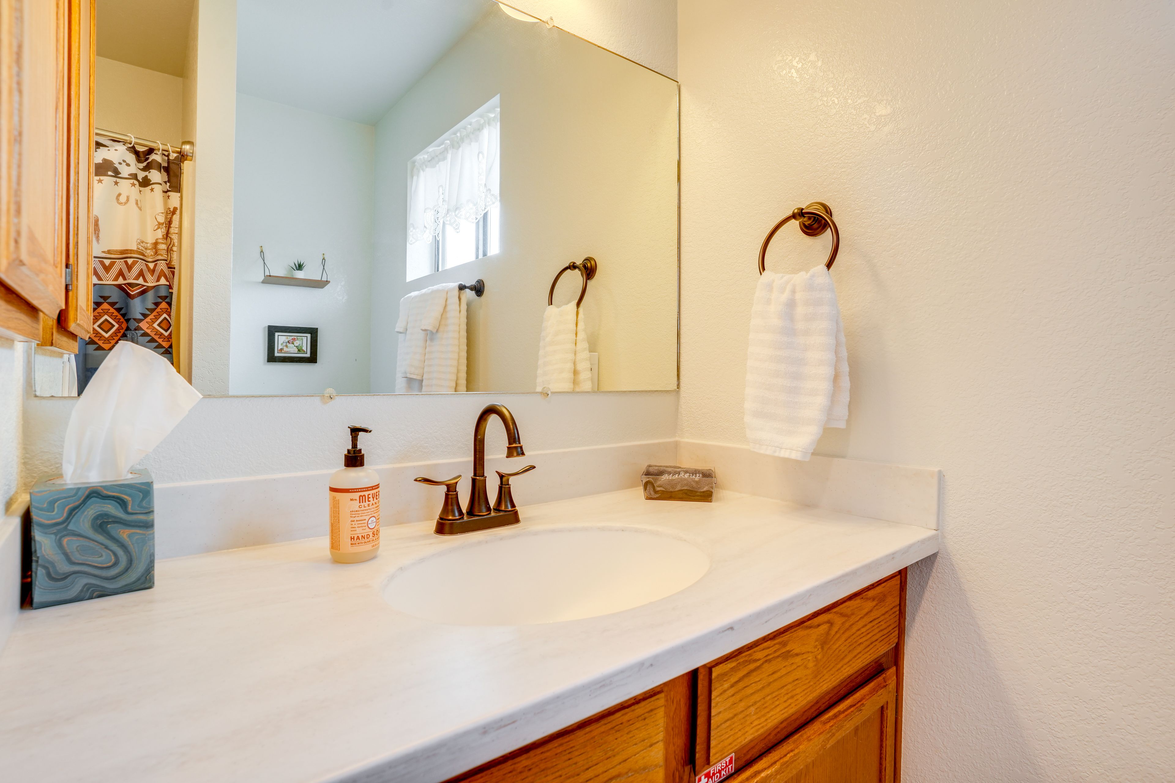 Full Bathroom | Towels Provided