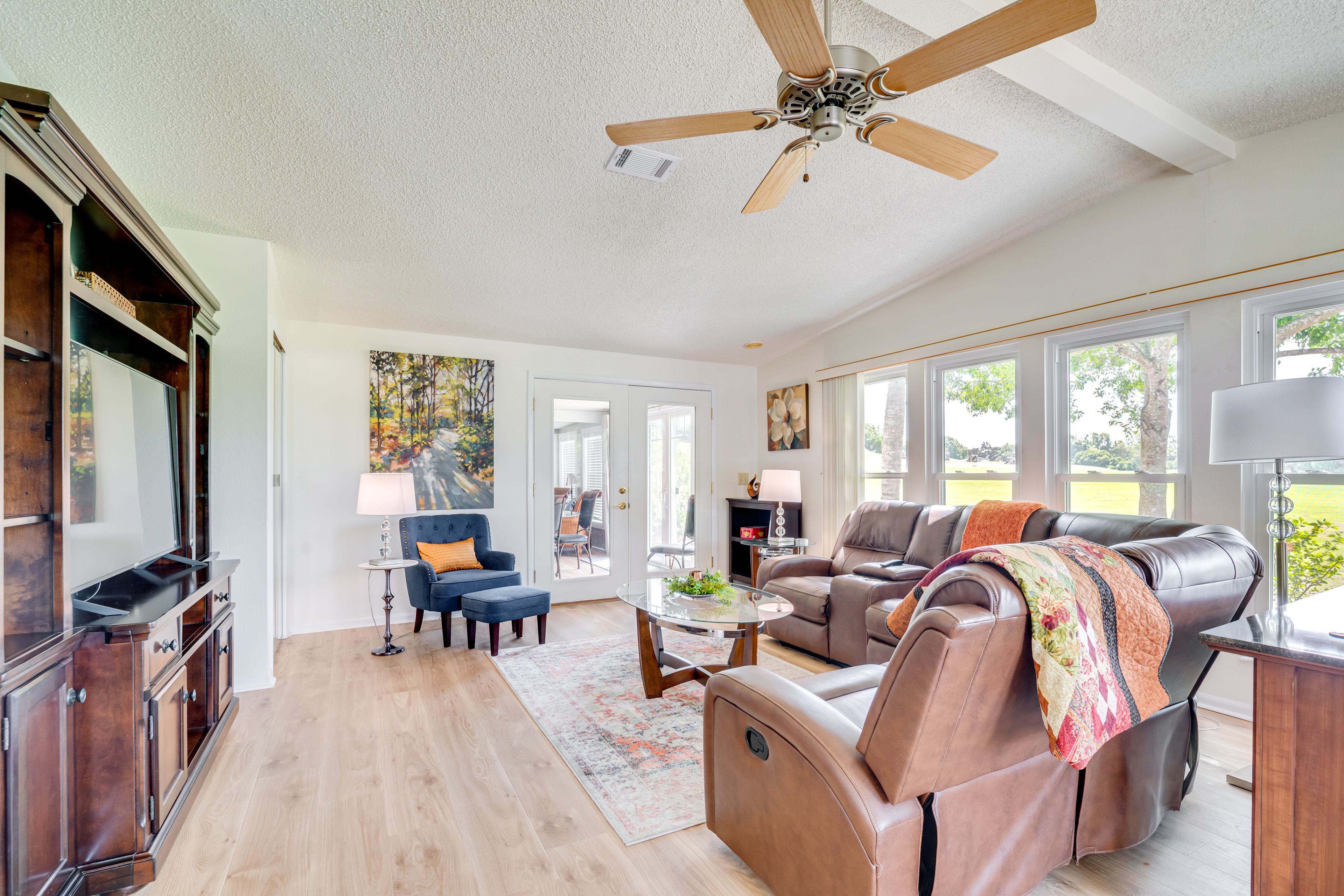 Living Room | Smart TV | Free WiFi | Honeywell Electric A/C & Heating