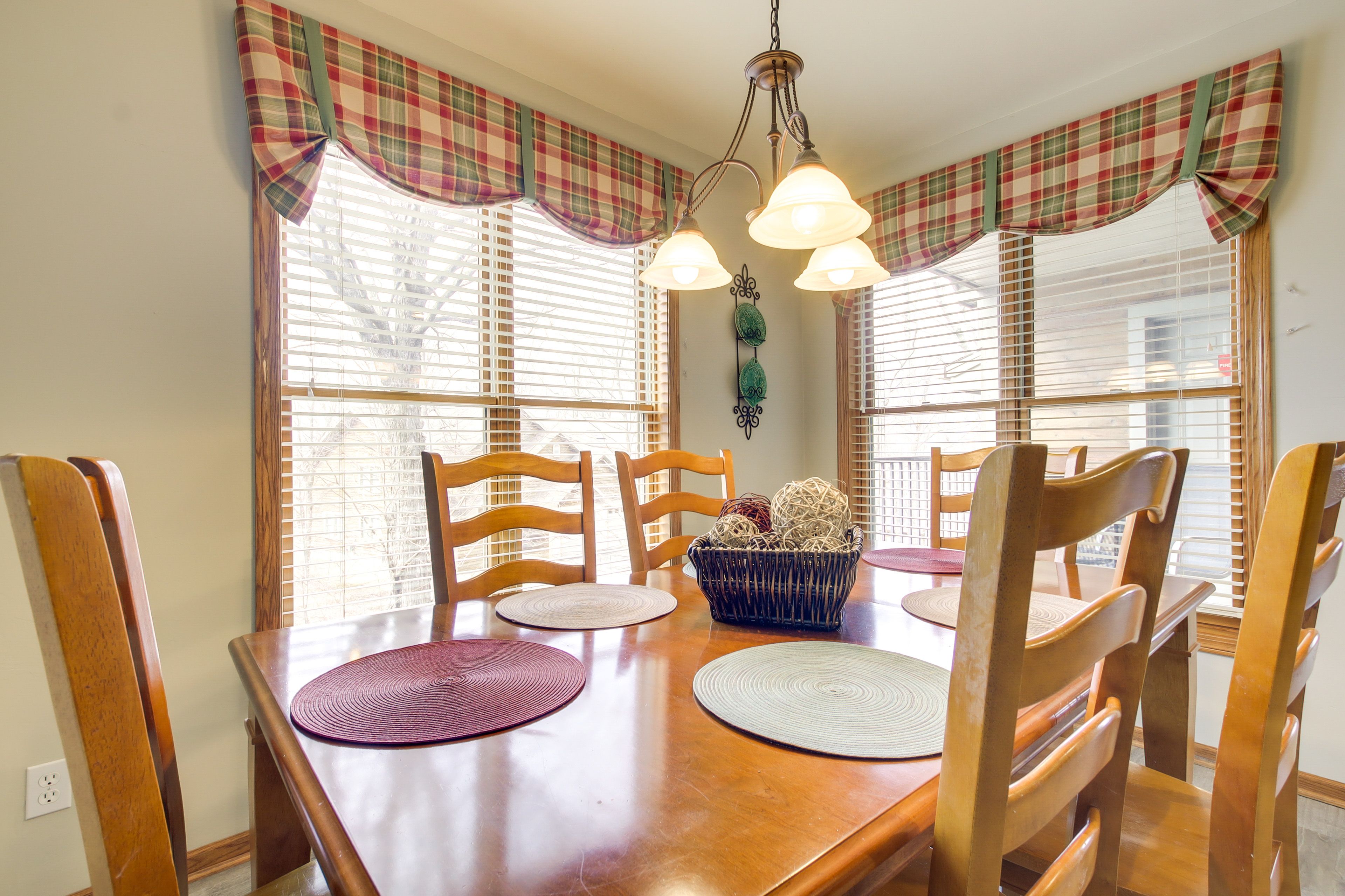 Dining Area | Dishware & Flatware | Central A/C & Heat | Single-Story Condo