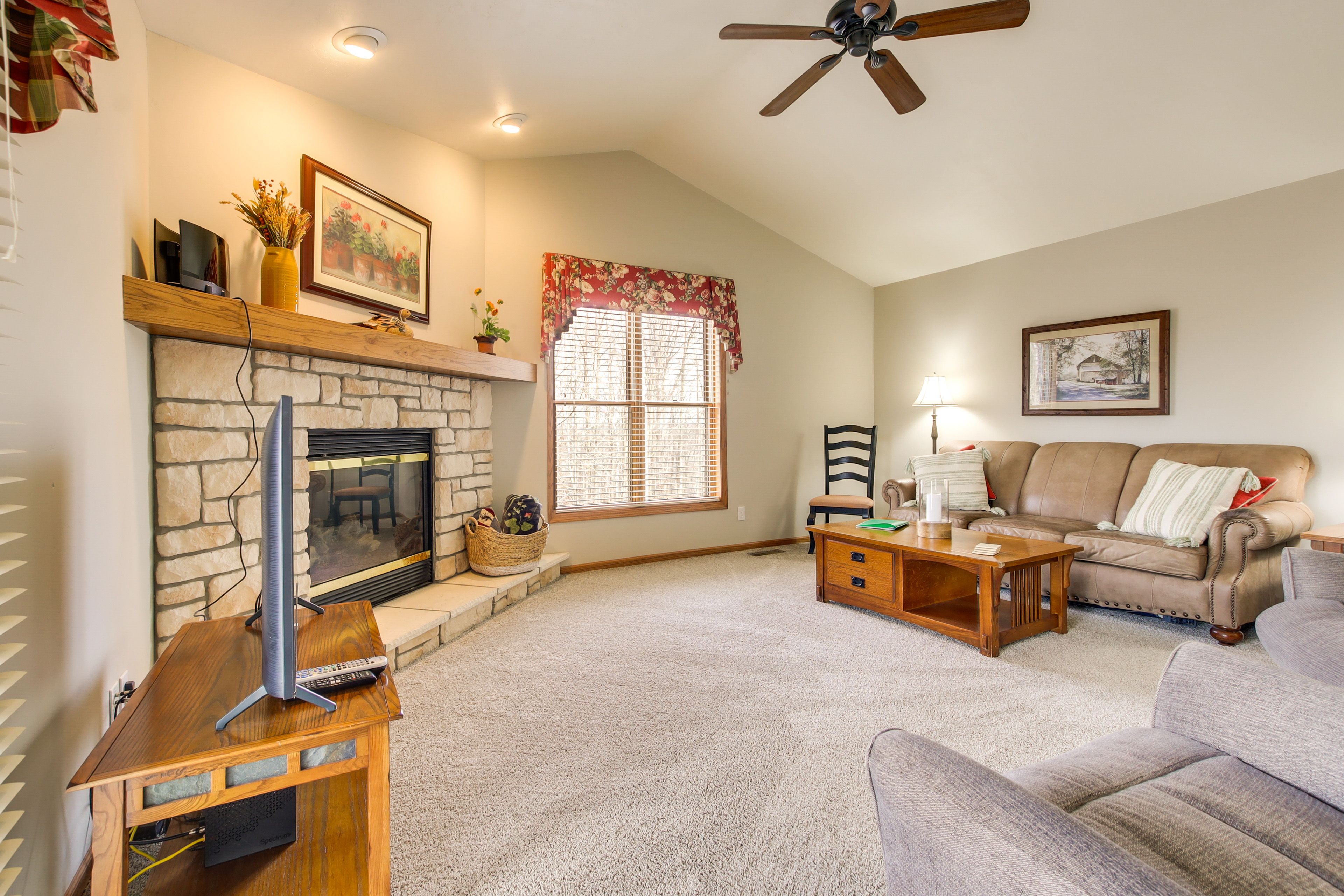 Living Room | Free WiFi | Smart TV | Gas Fireplace | Queen Sleeper Sofa