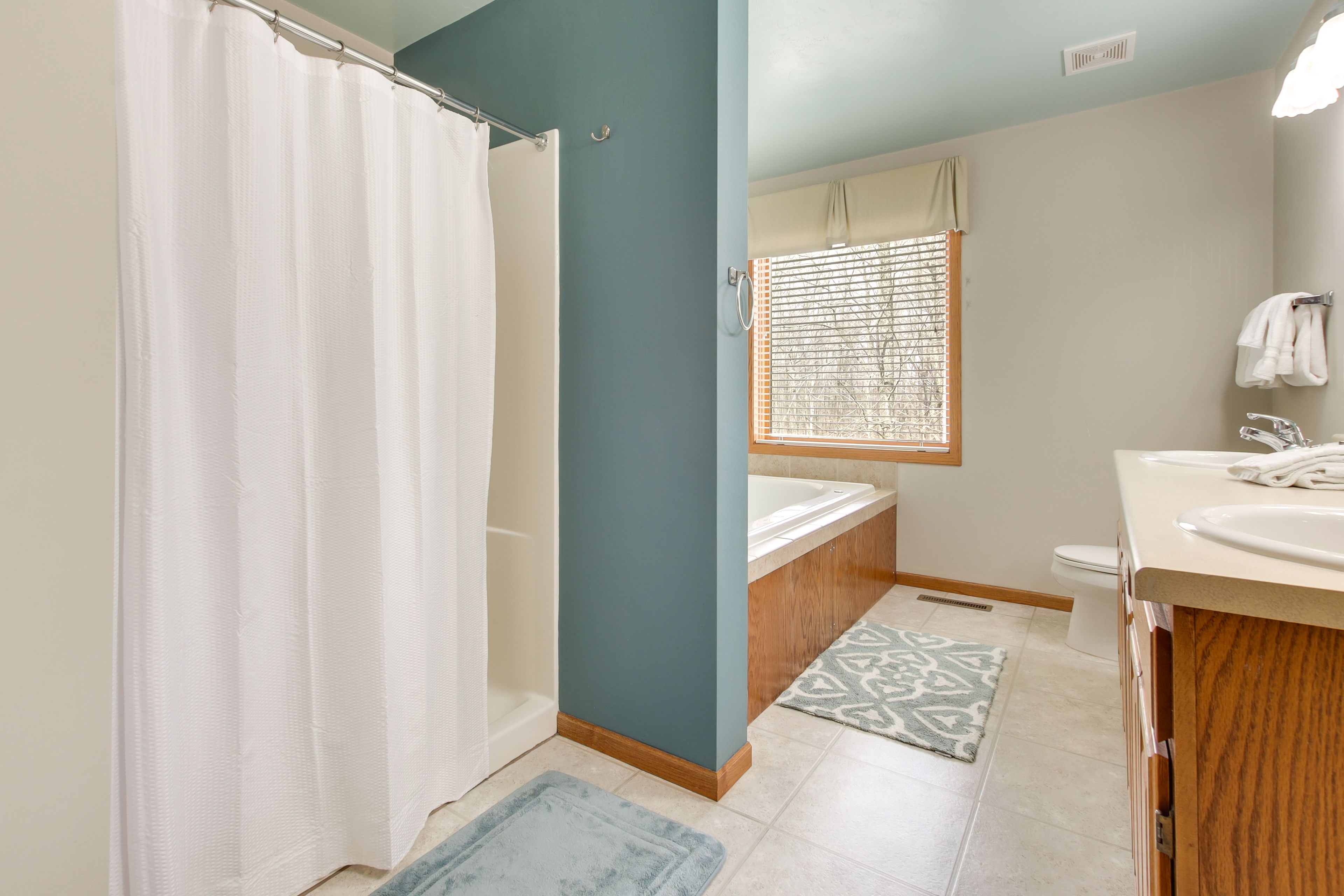 Full Bathroom | Towels Provided | Jetted Tub