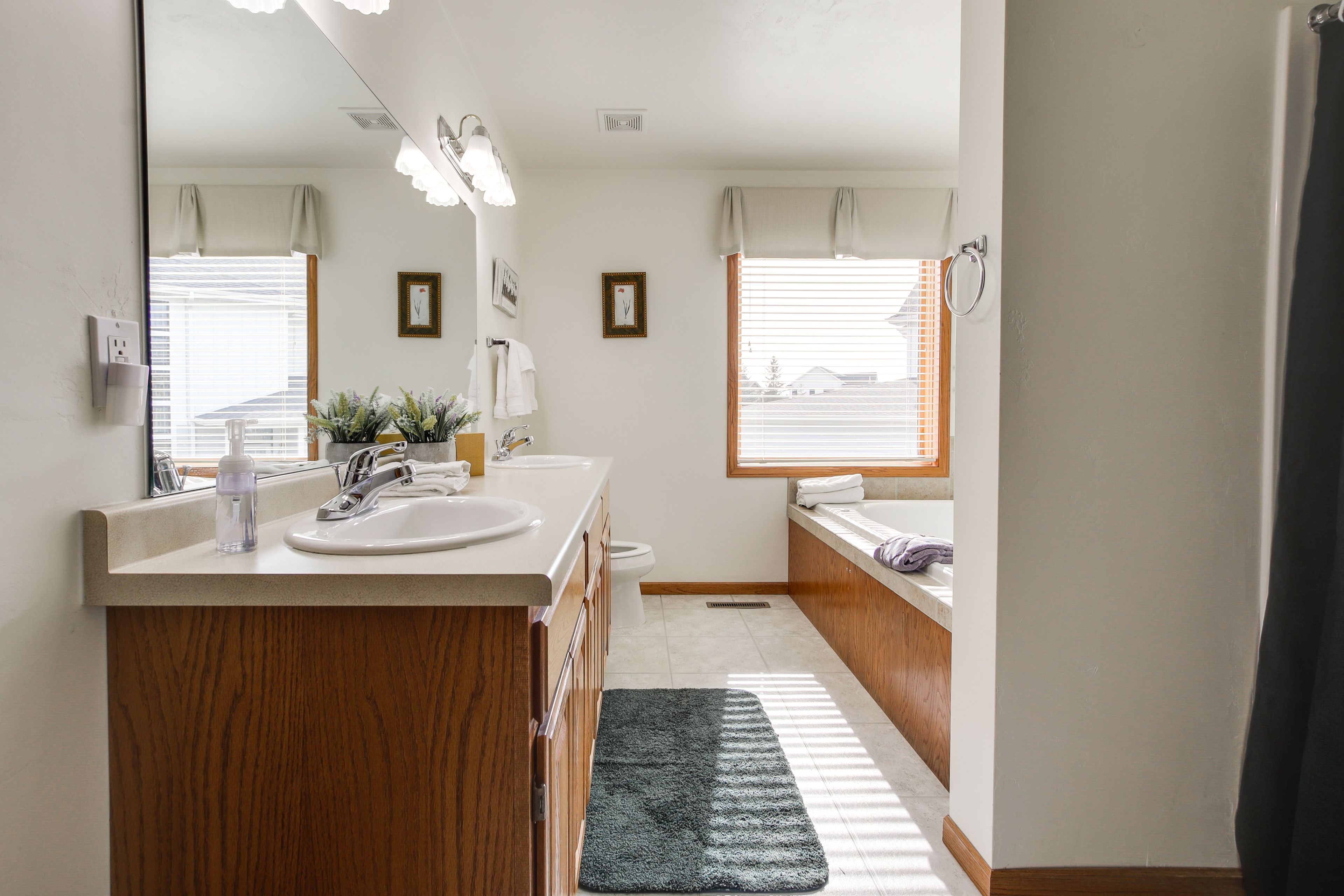 Full Bathroom | Towels Provided | Jetted Tub