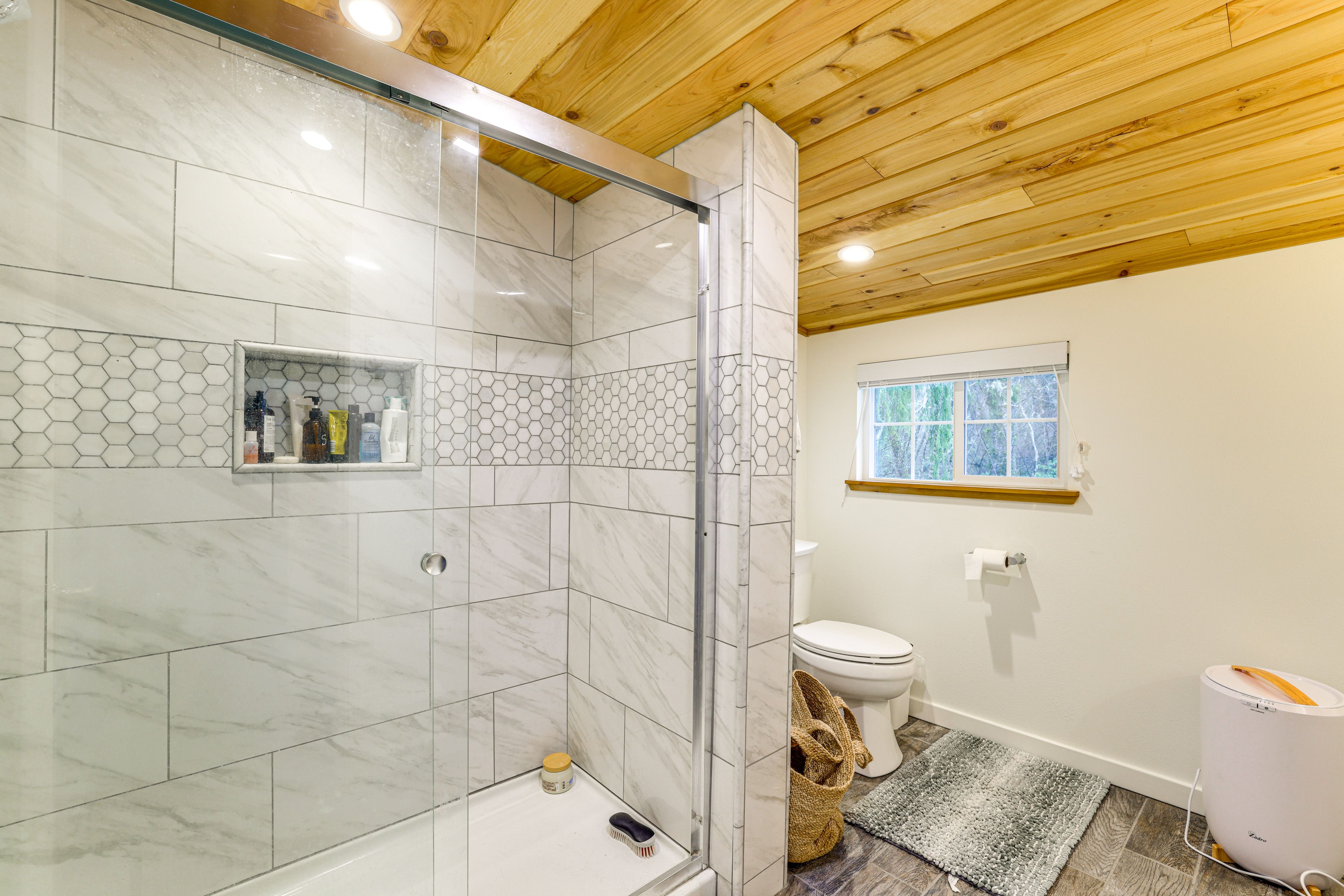 Full Bathroom | Towels Provided