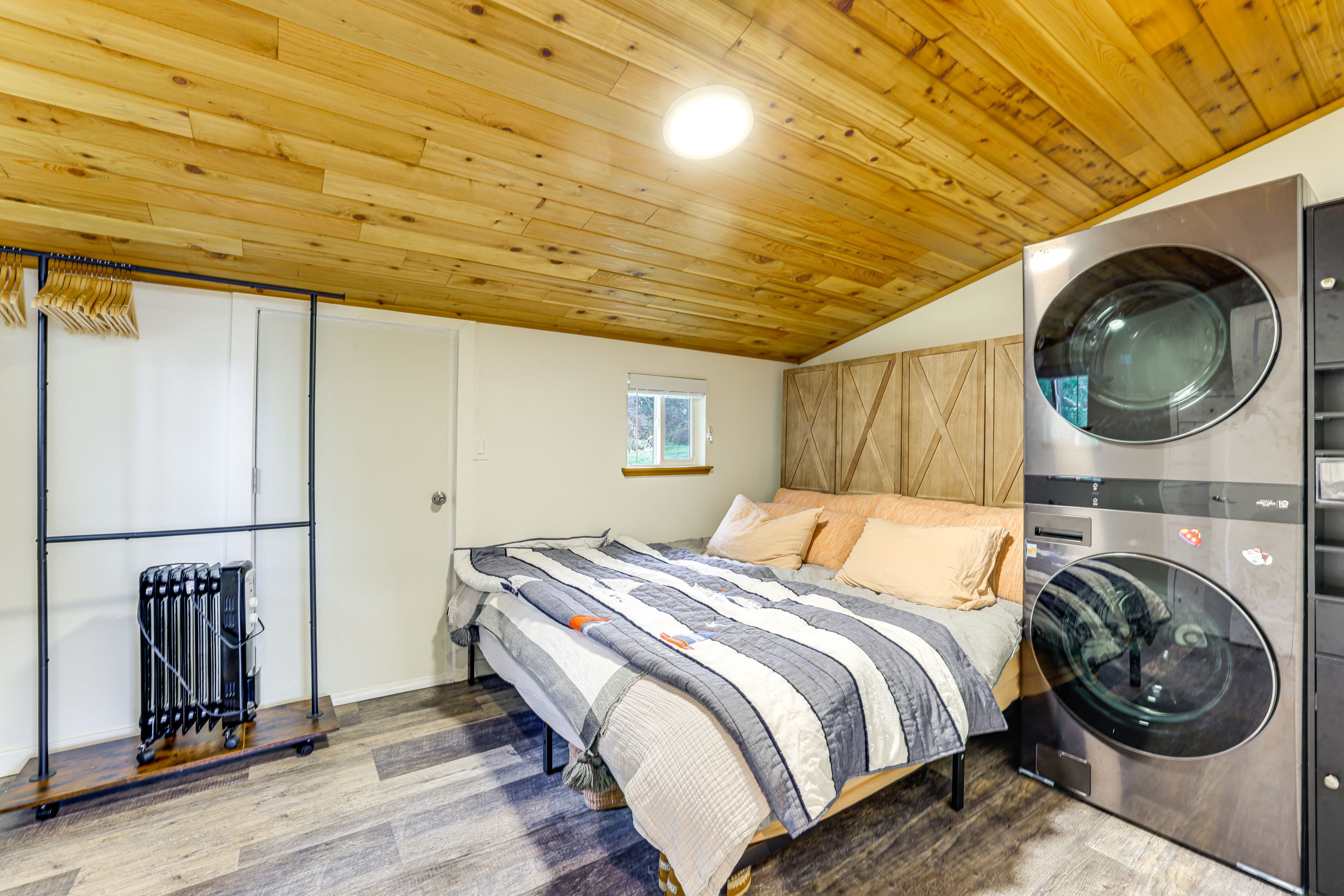 Bedroom | King Bed | Linens Provided | Washer/Dryer | Laundry Detergent