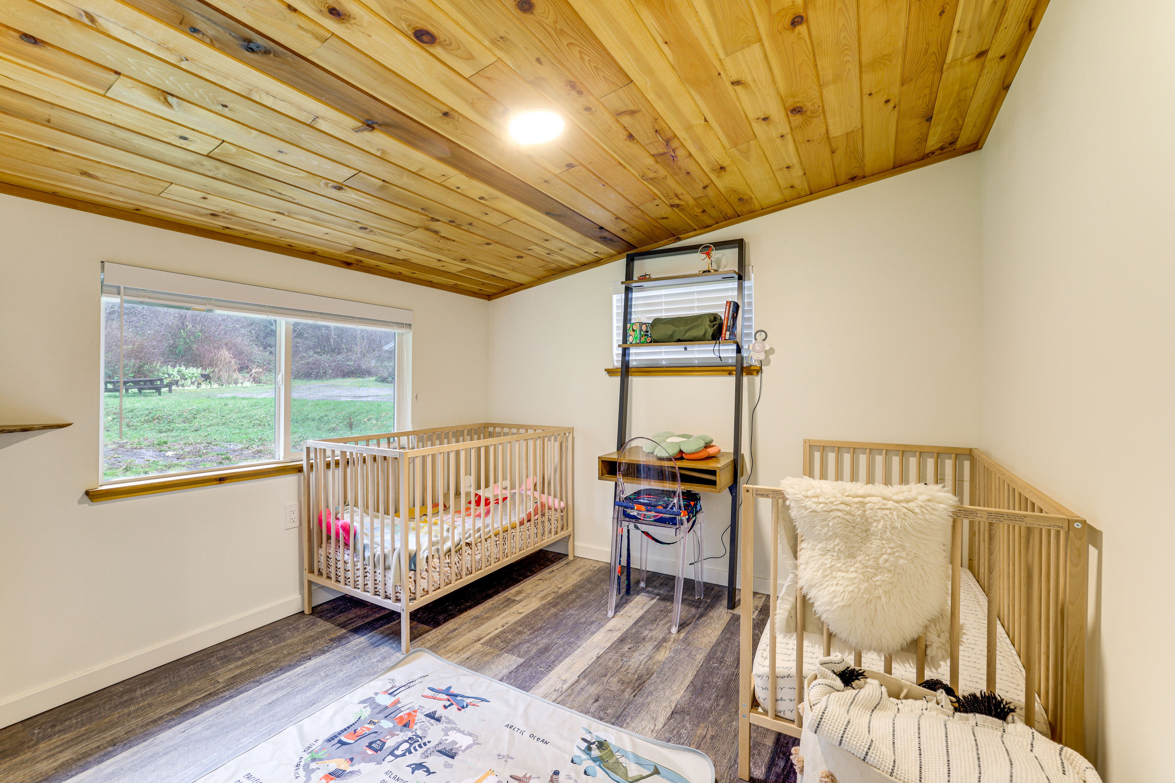 Nursery | 2 Cribs