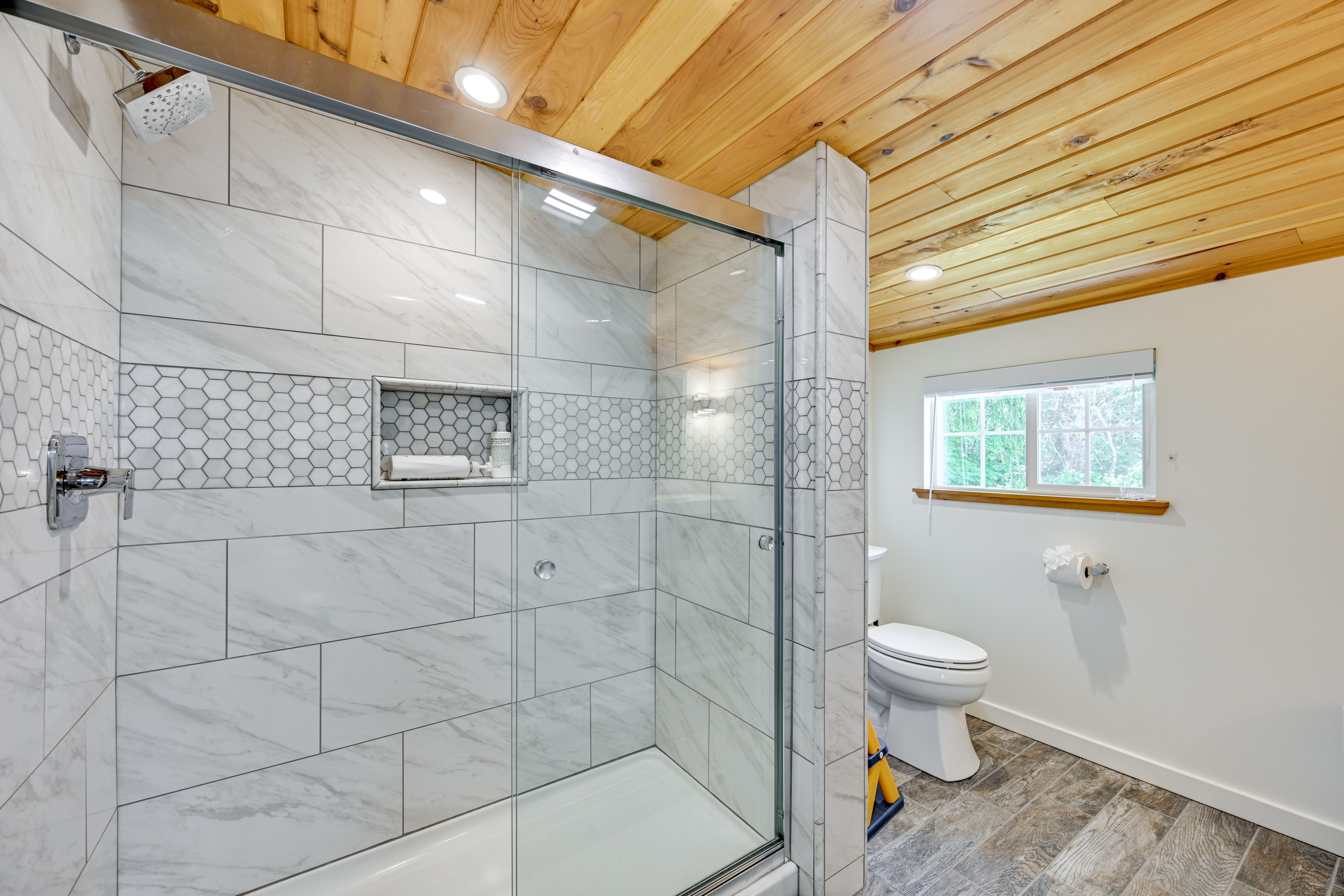 Full Bathroom | Towels Provided