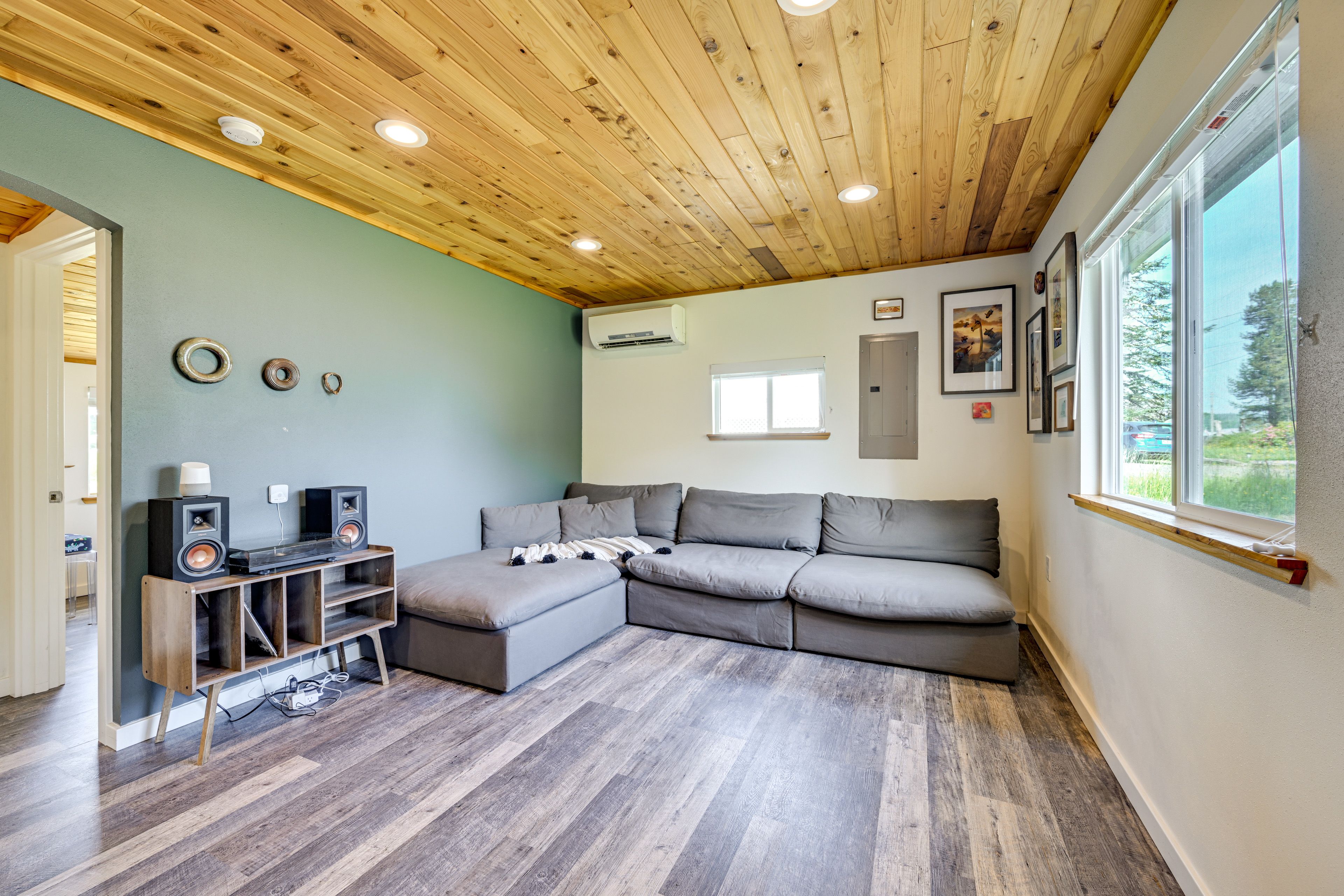 Living Room | Record Player | Board Games | Ocean View